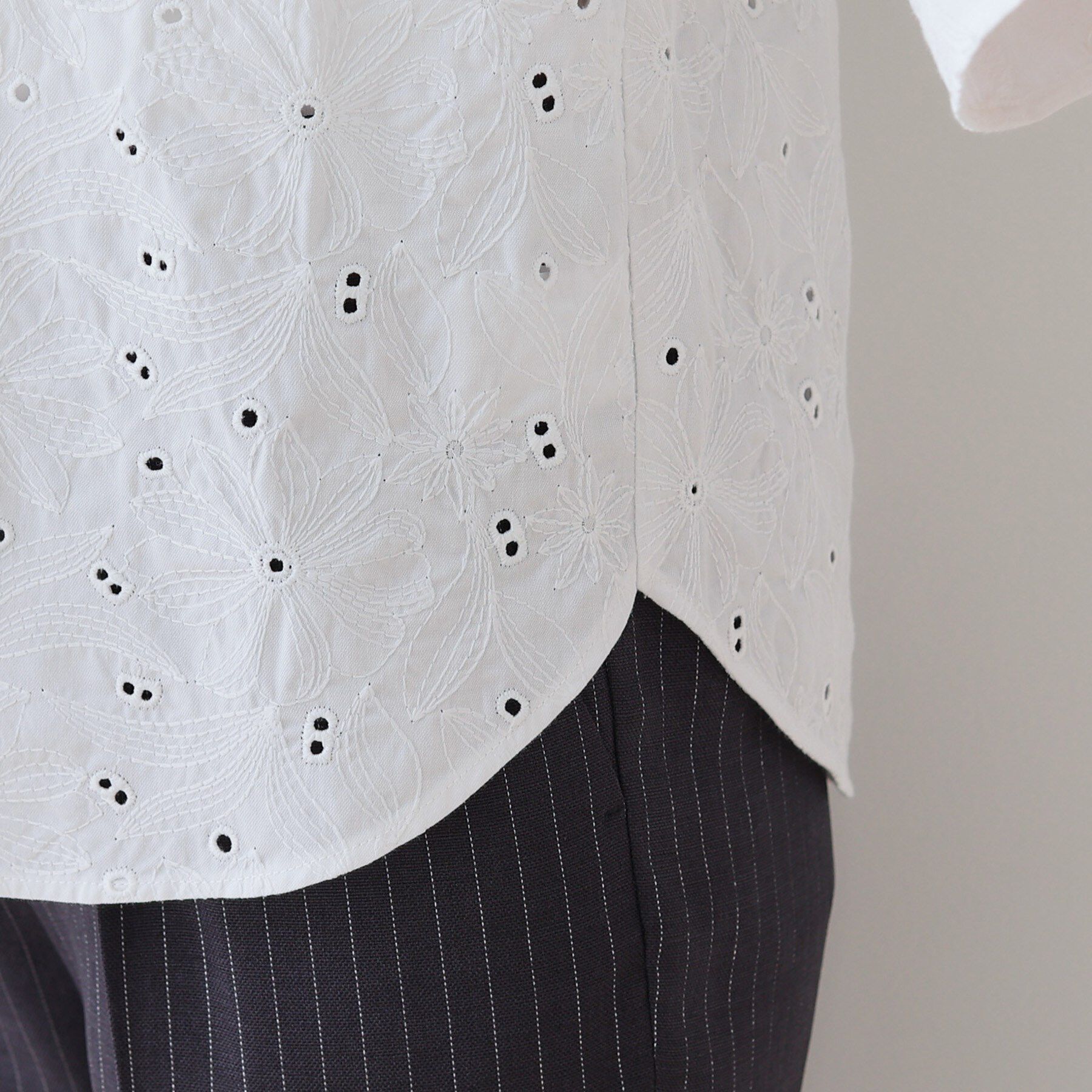 INDIVI「【洗える】フラワーカット刺繍フレアスリーブブラウス」|シャツ・ブラウス|