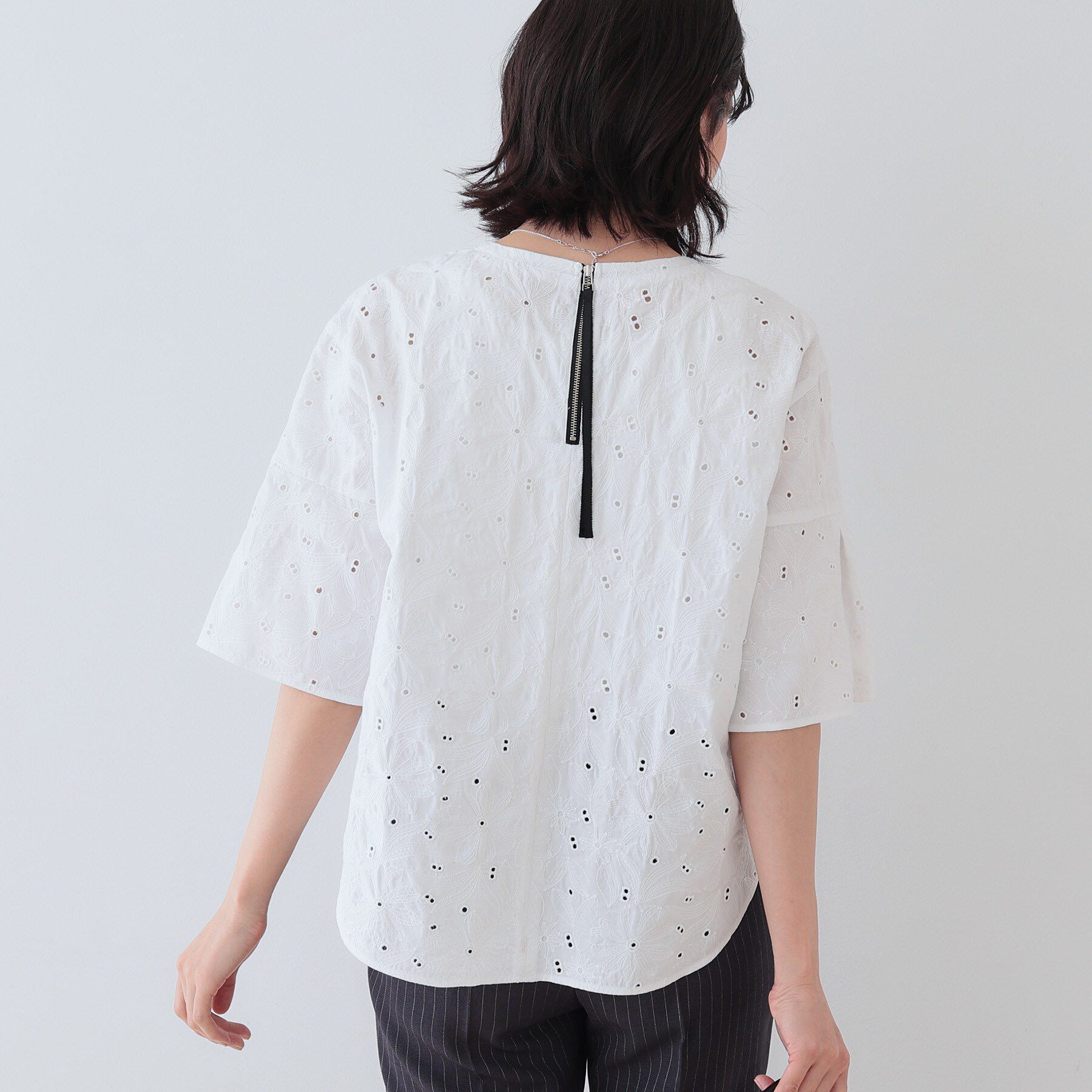 INDIVI「【洗える】フラワーカット刺繍フレアスリーブブラウス」|シャツ・ブラウス|