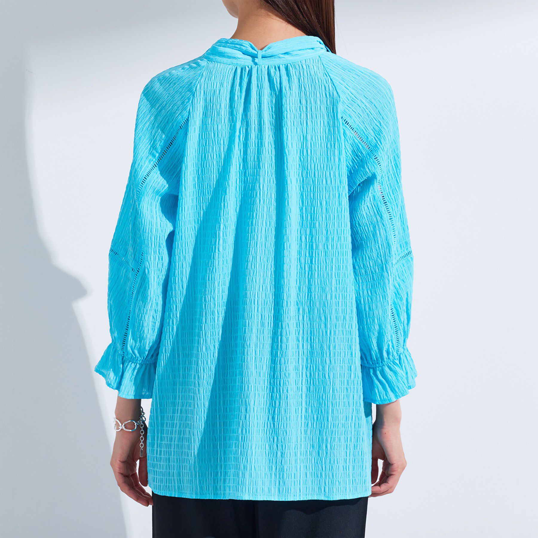 INDIVI「【洗える／シャーリング素材】ボリューム袖エアリーブラウス」|シャツ・ブラウス|