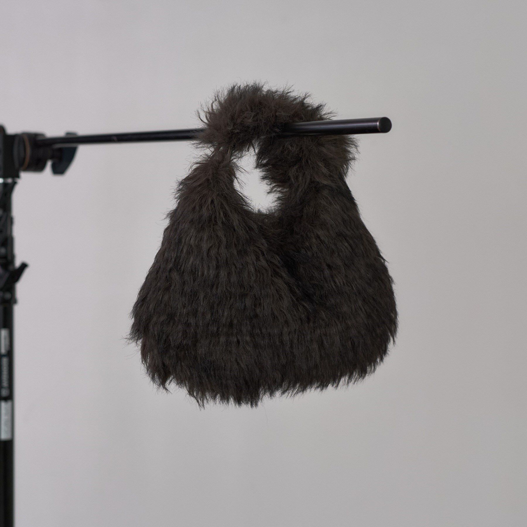 GALLEST「【LE VERNIS】ポワールフラッフィーファーバッグ」|ハンドバッグ|チャコールグレー(0