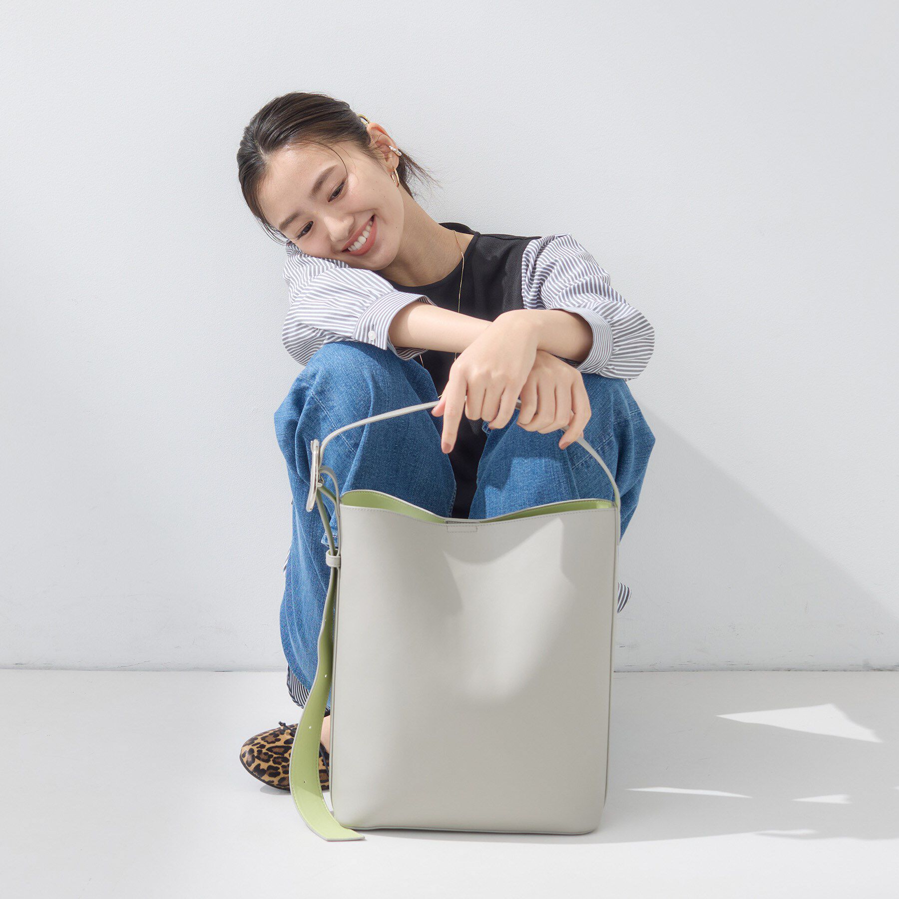 INDIVI「【A4収納可能／合皮】配色デザインワンショルダーバッグ」|ショルダー・メッセンジャー|ライトグレー(511