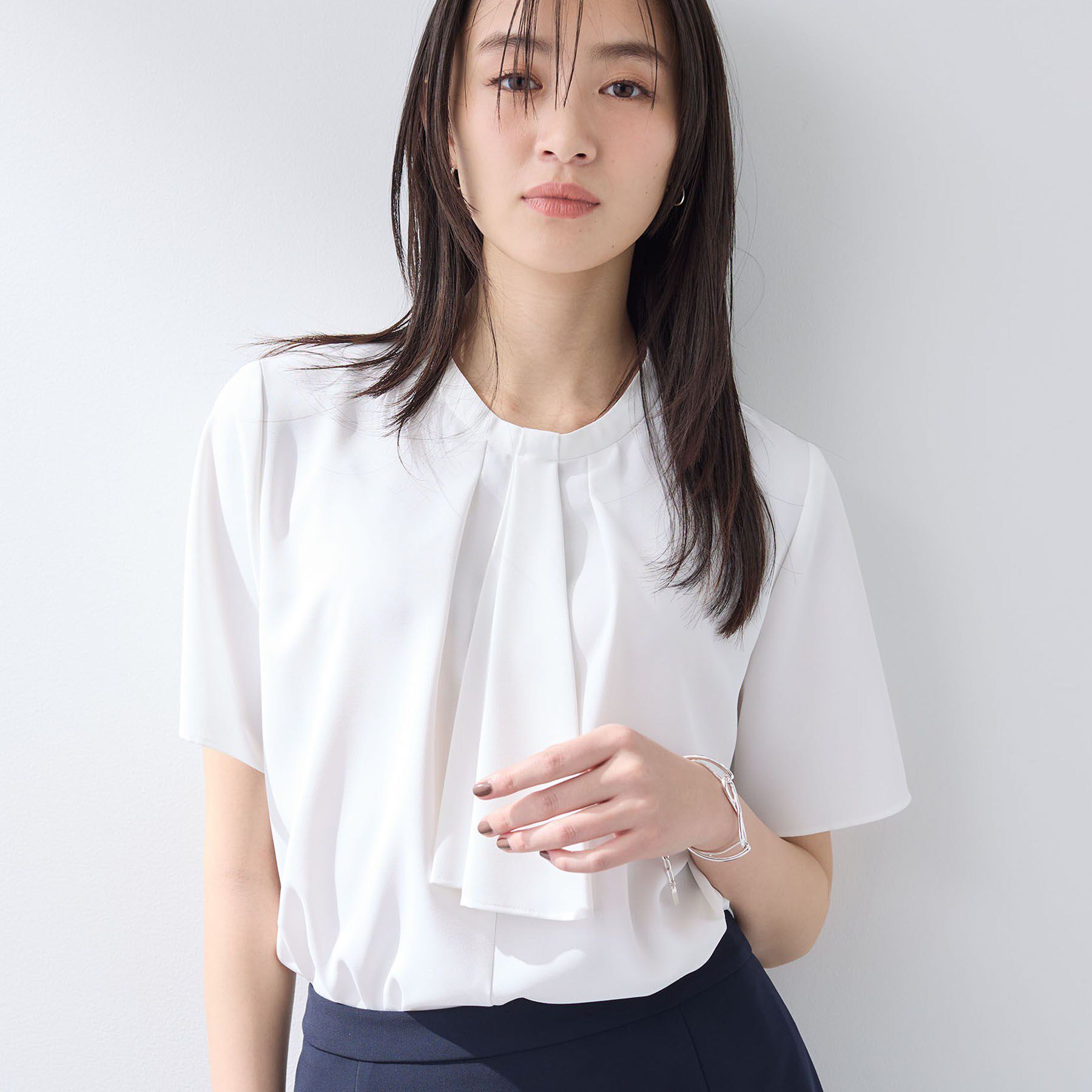 INDIVI「【洗える／UVケア】ストライプ柄＆無地 ボウタイ風 半袖ブラウス」|シャツ・ブラウス|ホワイト(001)