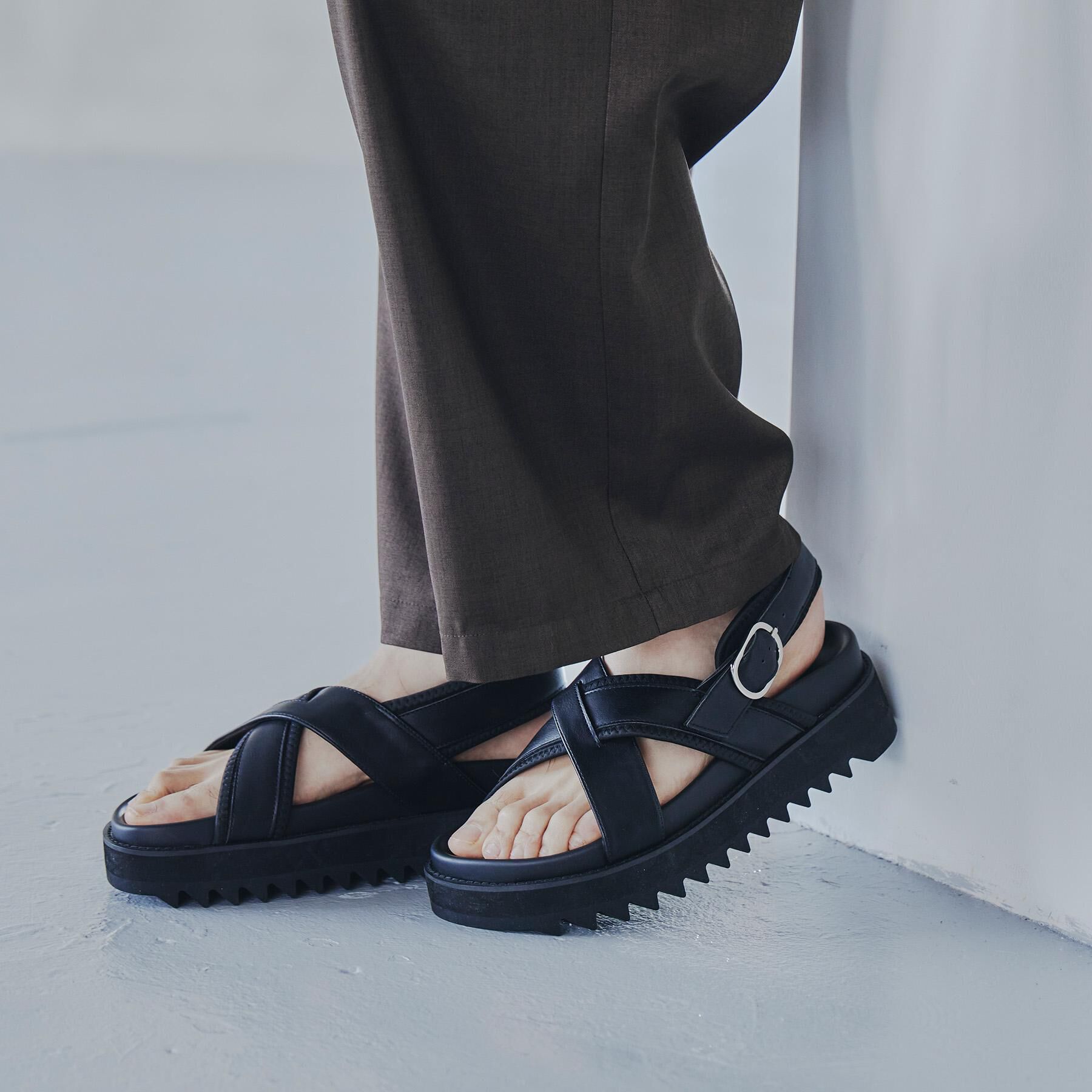 tk.TAKEO KIKUCHI「身長＋4.2cmアソートシャークソールボリュームサンダル」|サンダル|ブラック(119)