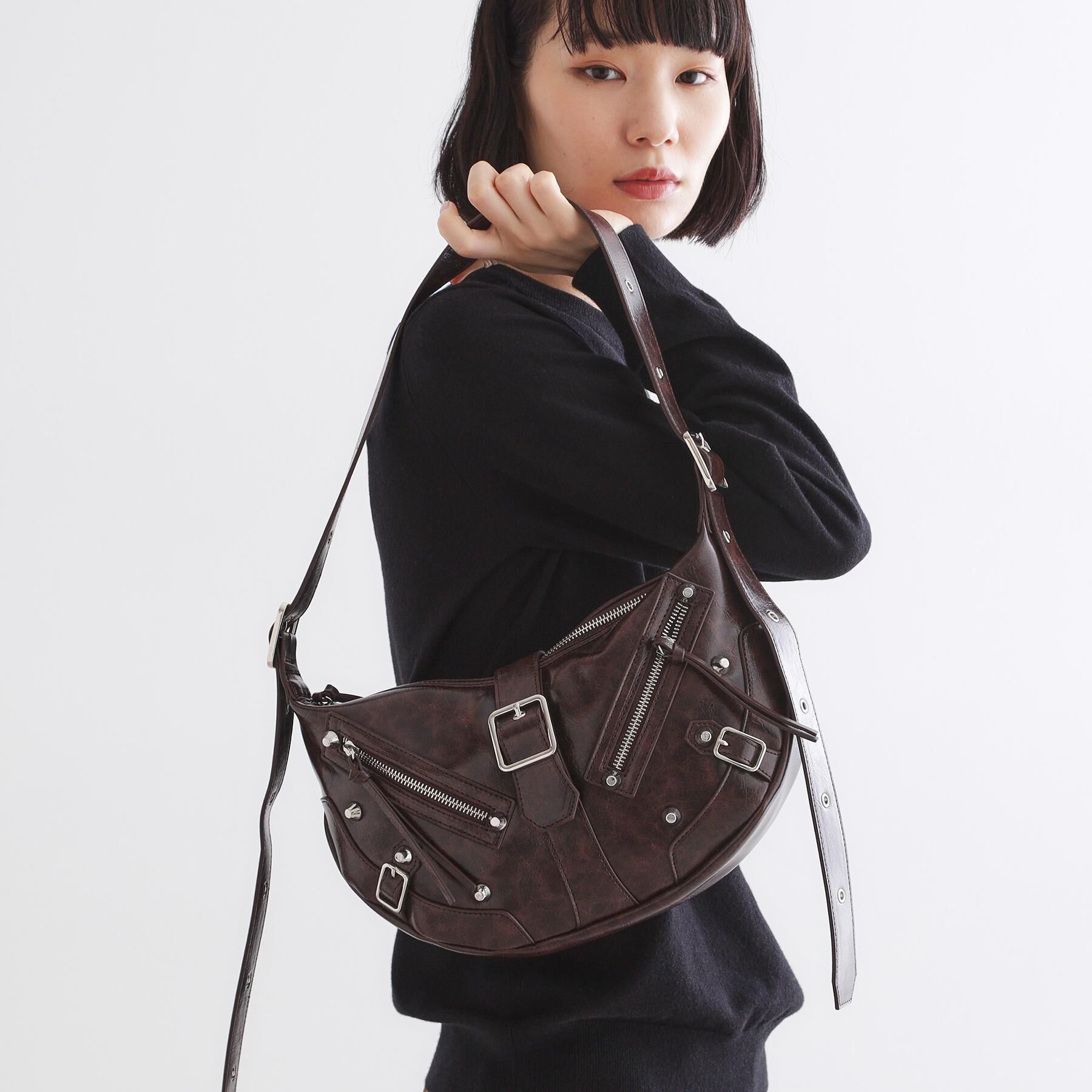 tk.TAKEO KIKUCHI「【FANCYシリーズ】スタッズクレセントショルダーバッグ」|ショルダー・メッセンジャー|