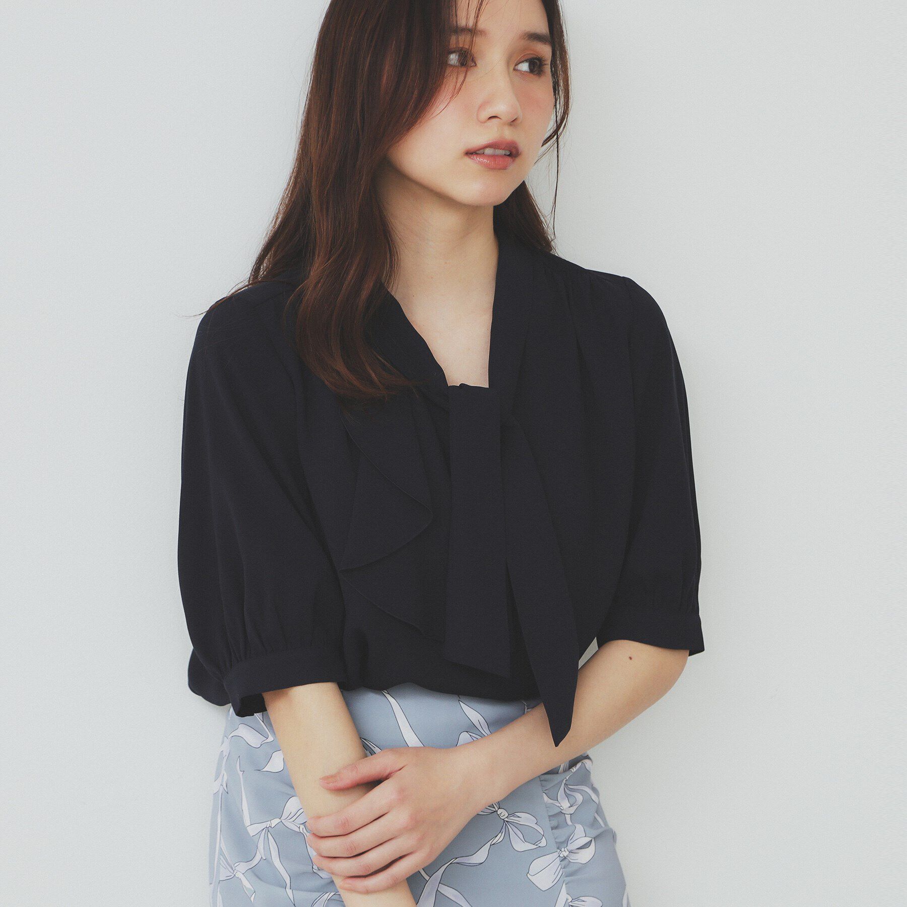 index「ラッフルボウタイブラウス【洗濯機洗い可/イージーアイロン】」|シャツ・ブラウス|ネイビー(094)