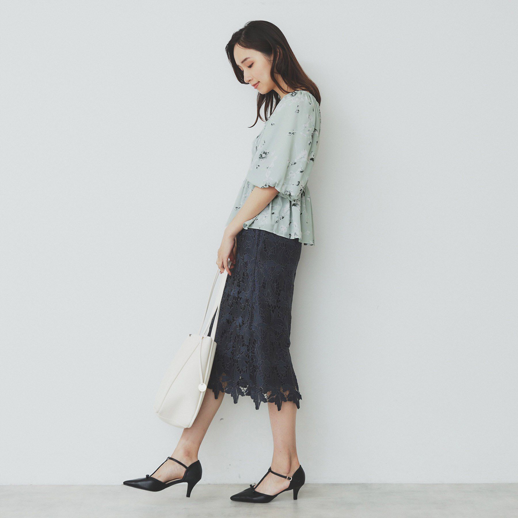 index「フラワーシャーリングペプラムブラウス【洗濯機洗い可】」|シャツ・ブラウス|