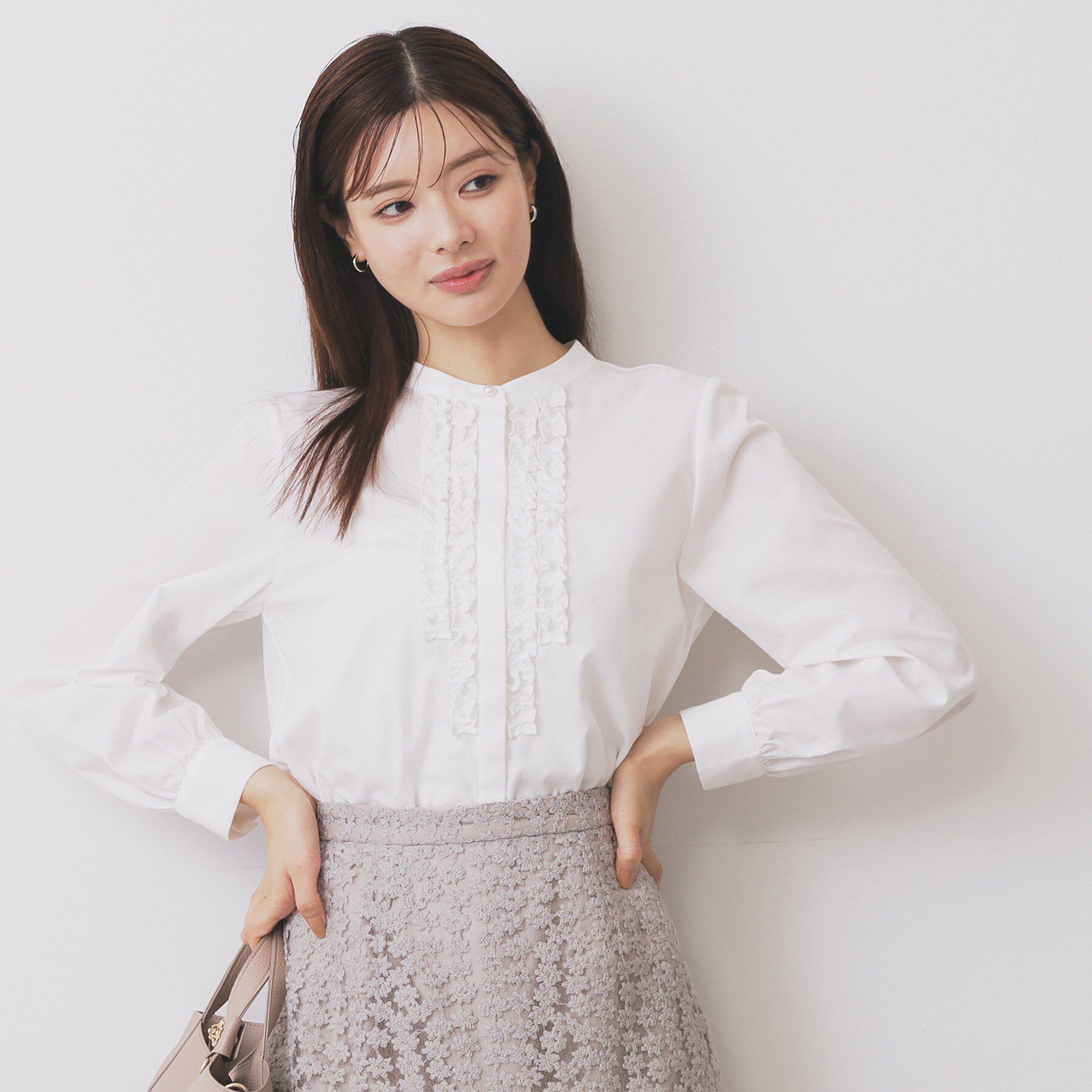 index「バンドカラーフリルブラウス【洗濯機OK/イージーアイロン/防シワ】」|シャツ・ブラウス|オフホワイト(003