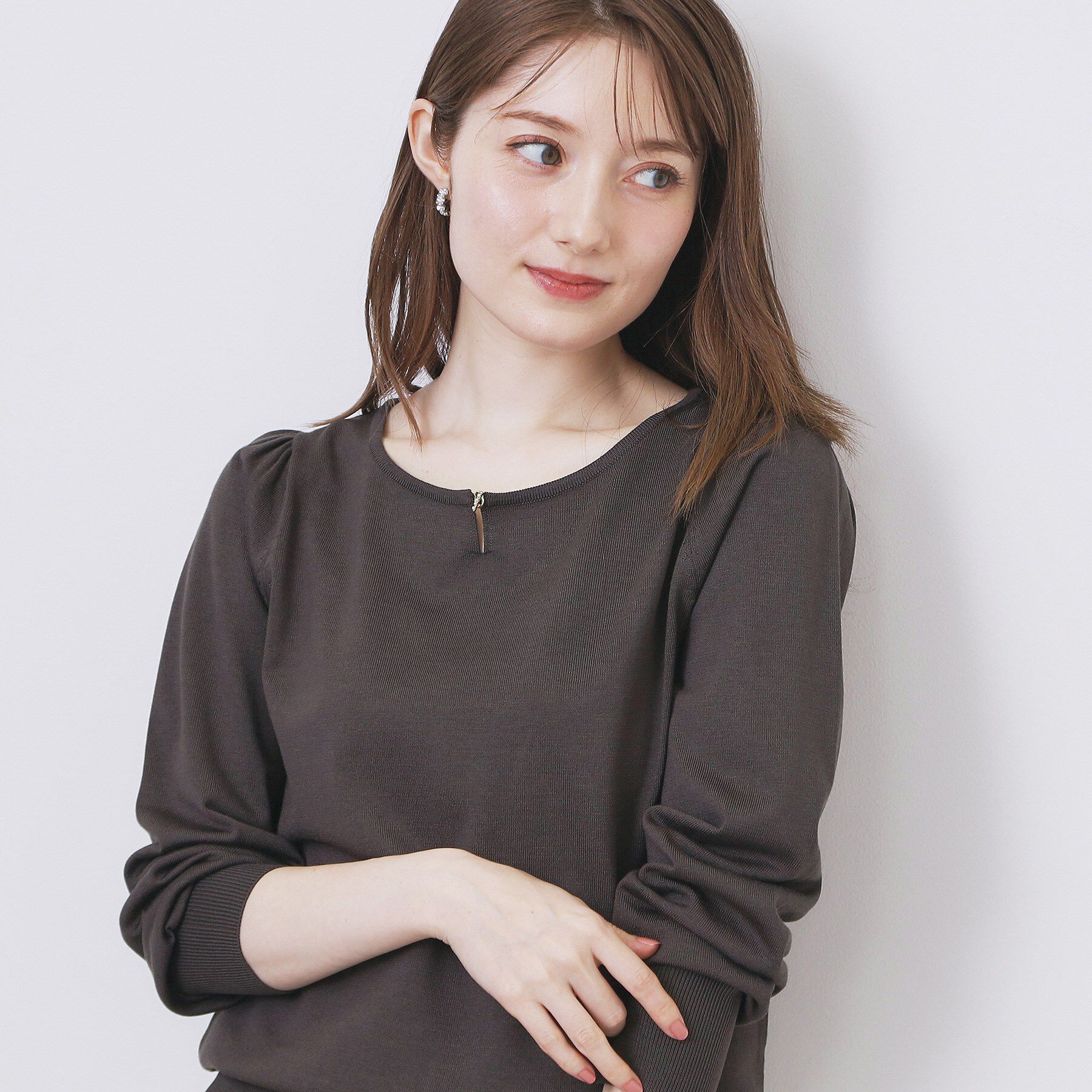 index「パール調パーツ付きクルーネックニット【洗濯機OK】《8col/XS～3L》」|ニット・セーター|チャコールグレー(0