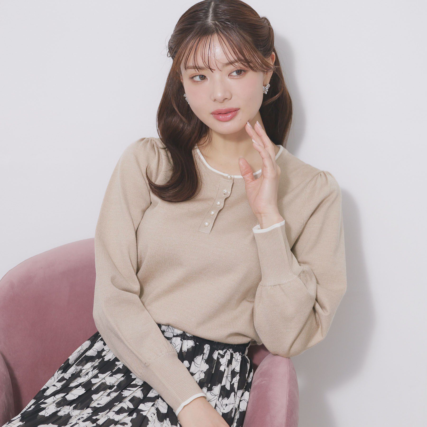 index「ビジューボタンヘンリーネックニット【洗濯機OK】」|ニット・セーター|グレージュ(550)