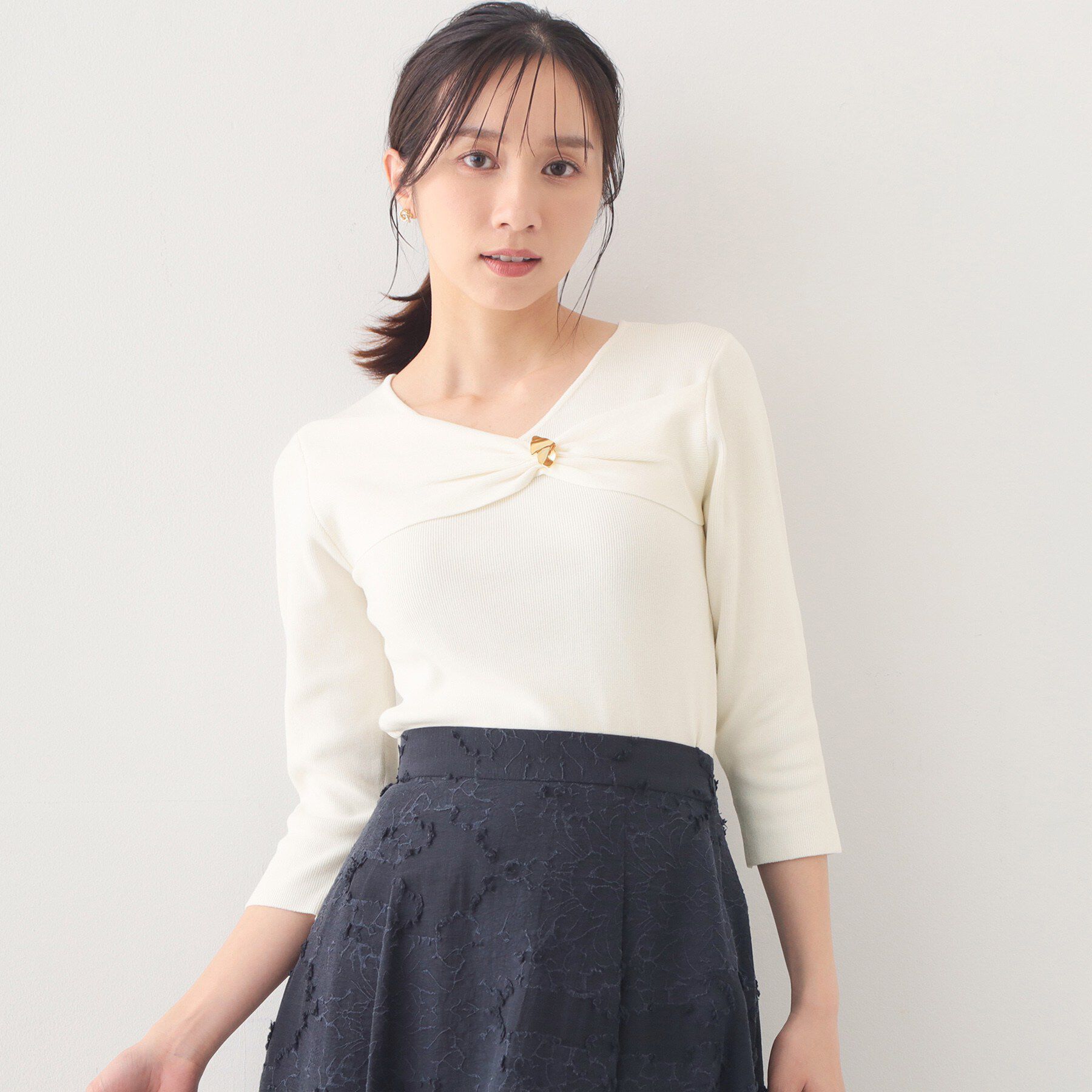 index「ブローチ風ゴールドパーツ付きアシメニット【洗濯機OK/抗ピル】」|ニット・セーター|