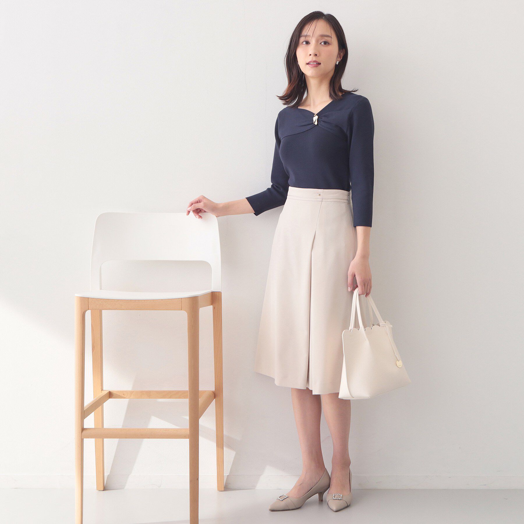 index「ブローチ風ゴールドパーツ付きアシメニット【洗濯機OK/抗ピル】」|ニット・セーター|