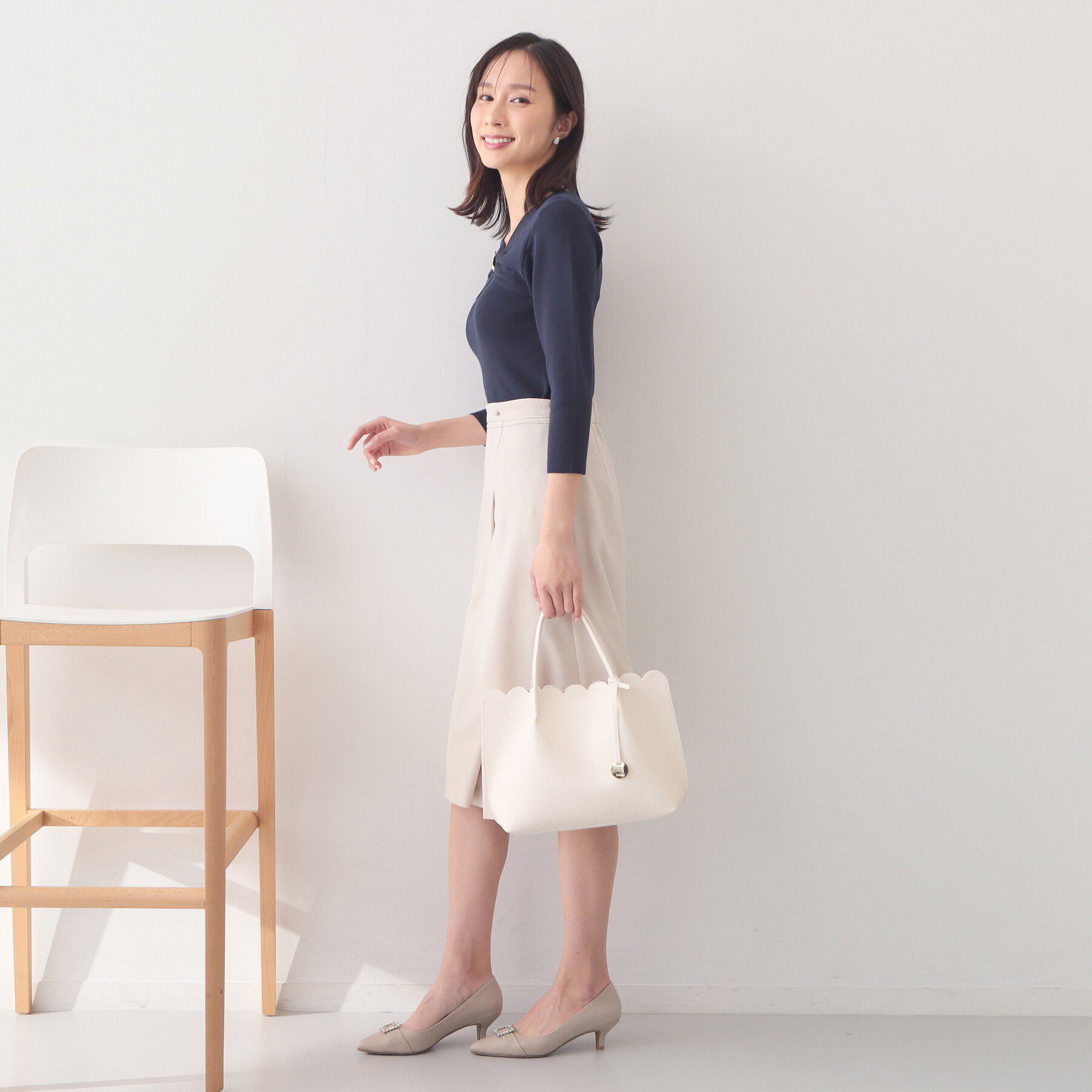 index「ブローチ風ゴールドパーツ付きアシメニット【洗濯機OK/抗ピル】」|ニット・セーター|