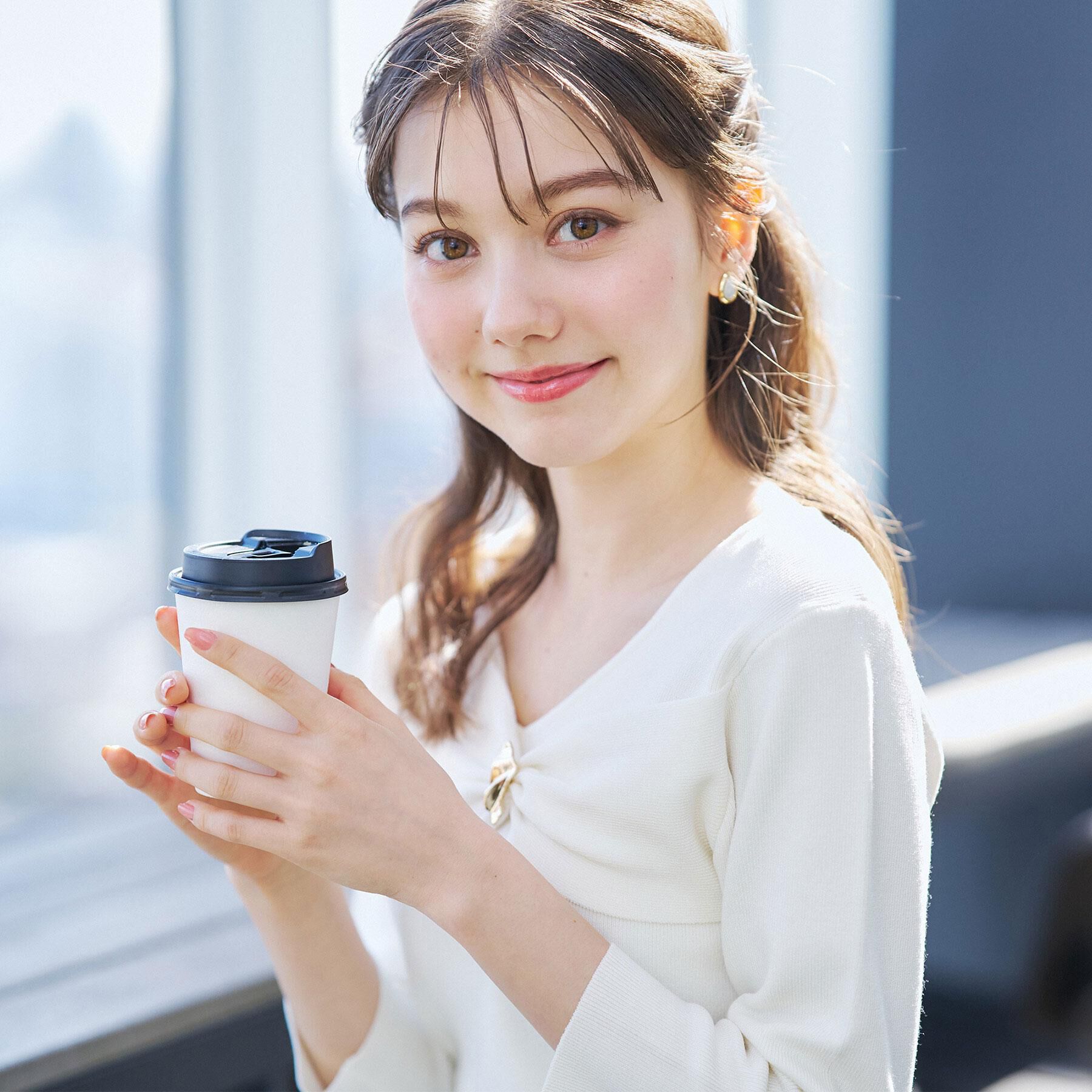 index「ブローチ風ゴールドパーツ付きアシメニット【洗濯機OK/抗ピル】」|ニット・セーター|