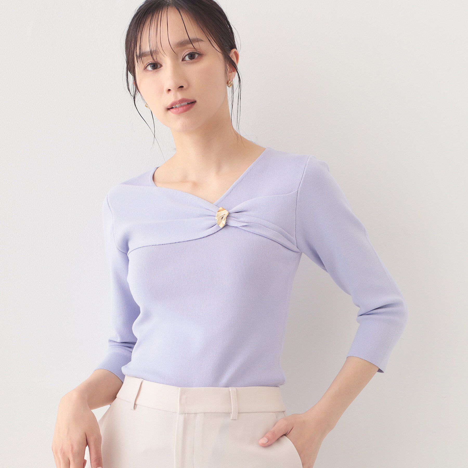 index「ブローチ風ゴールドパーツ付きアシメニット【洗濯機OK/抗ピル】」|ニット・セーター|