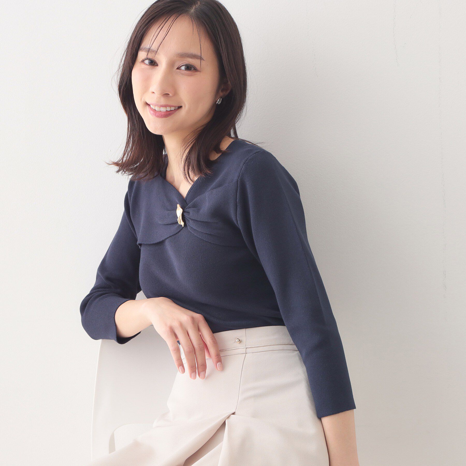 index「ブローチ風ゴールドパーツ付きアシメニット【洗濯機OK/抗ピル】」|ニット・セーター|