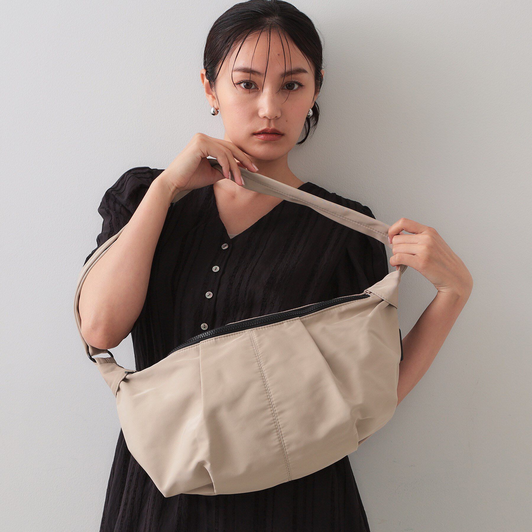 OPAQUE.CLIP「【2WAY】タックデザインミドルショルダーバッグ」|ショルダー・メッセンジャー|ベージュ(052)