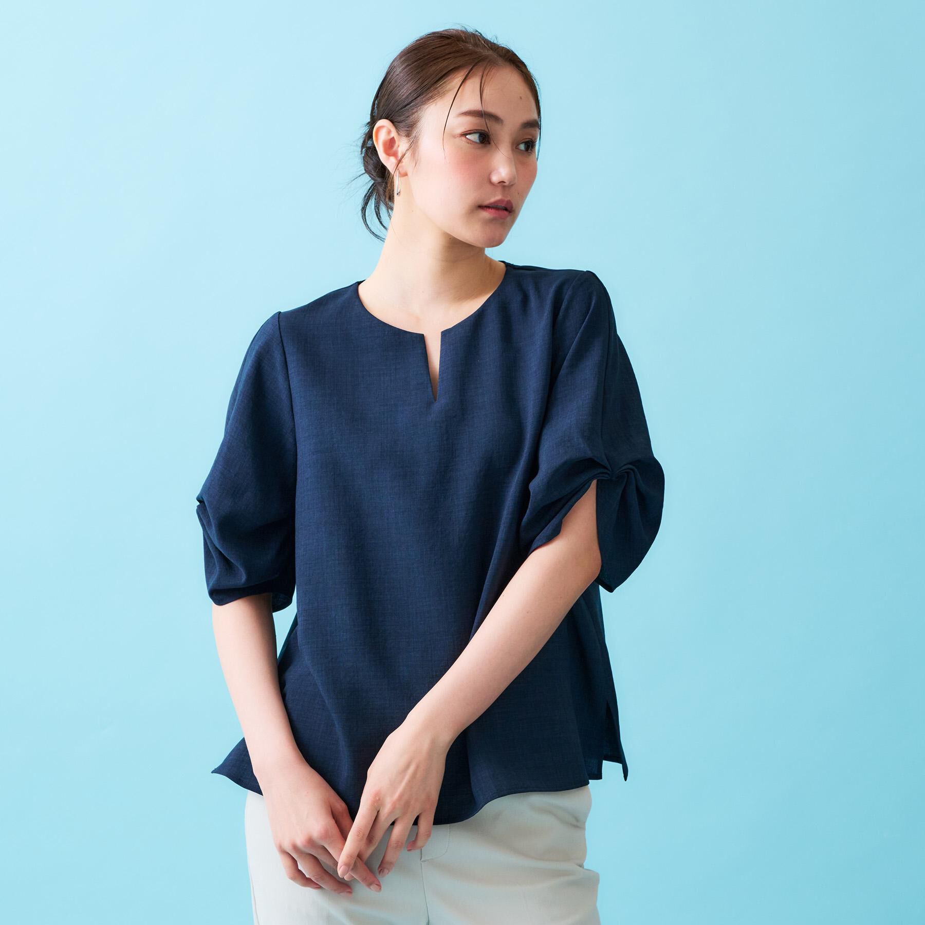 OPAQUE.CLIP「リネンライクキーネックタックスリーブブラウス【洗濯機洗い可/吸水速乾/接触冷感】」|シャツ・ブラウス|