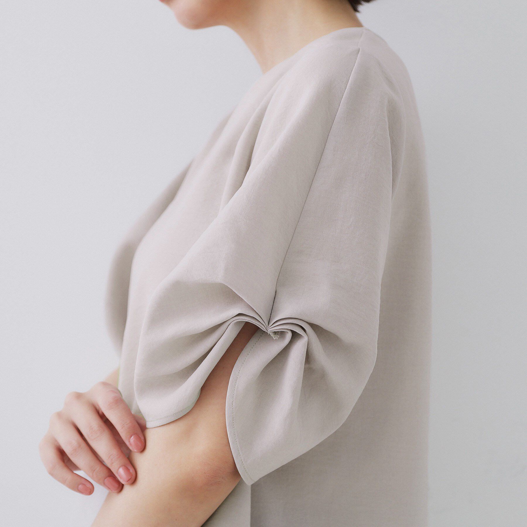 OPAQUE.CLIP「リネンライクキーネックタックスリーブブラウス【洗濯機洗い可/吸水速乾/接触冷感】」|シャツ・ブラウス|