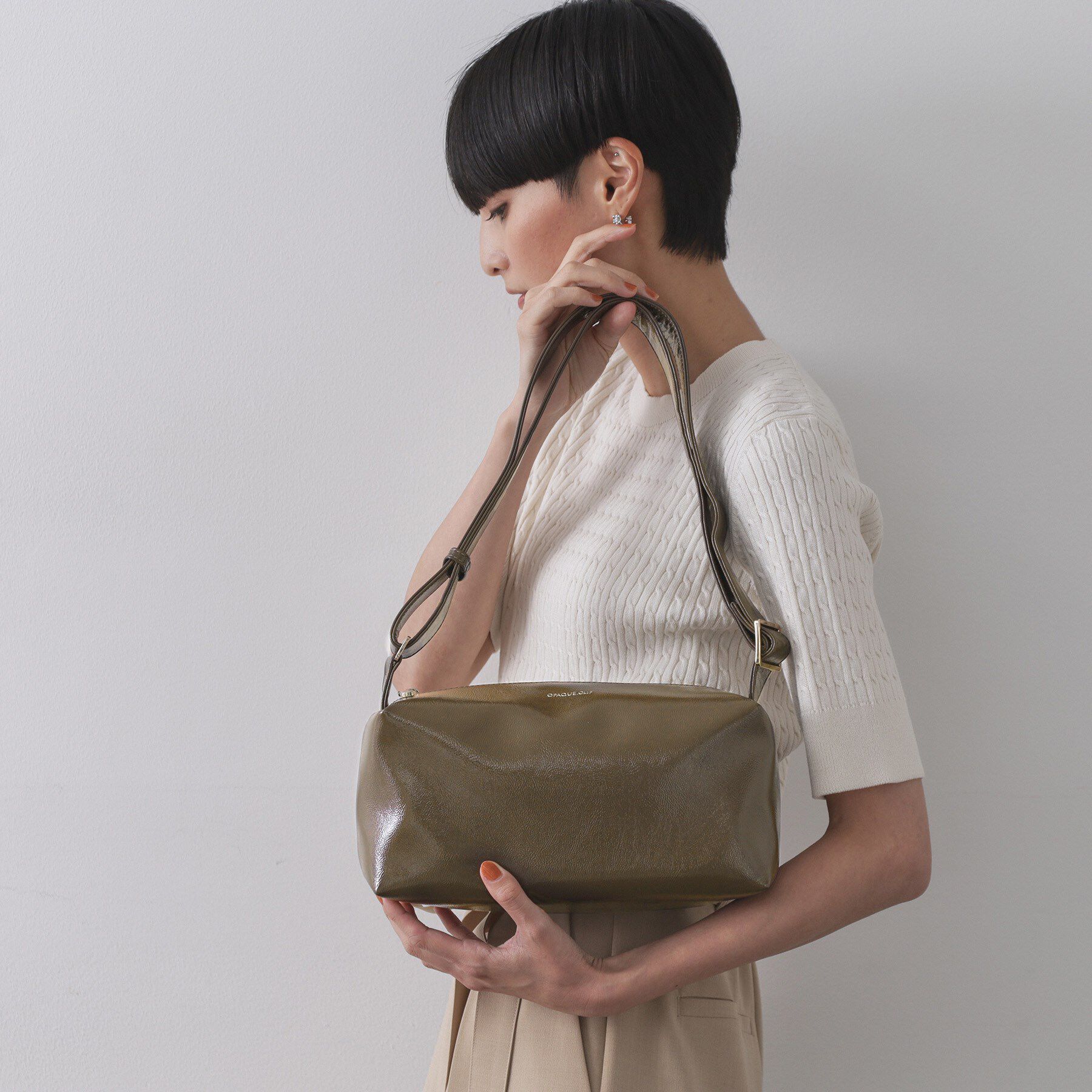 OPAQUE.CLIP「【2WAY】エナメルワイドスクエアボストンバッグ」|ショルダー・メッセンジャー|モカブラウン(042