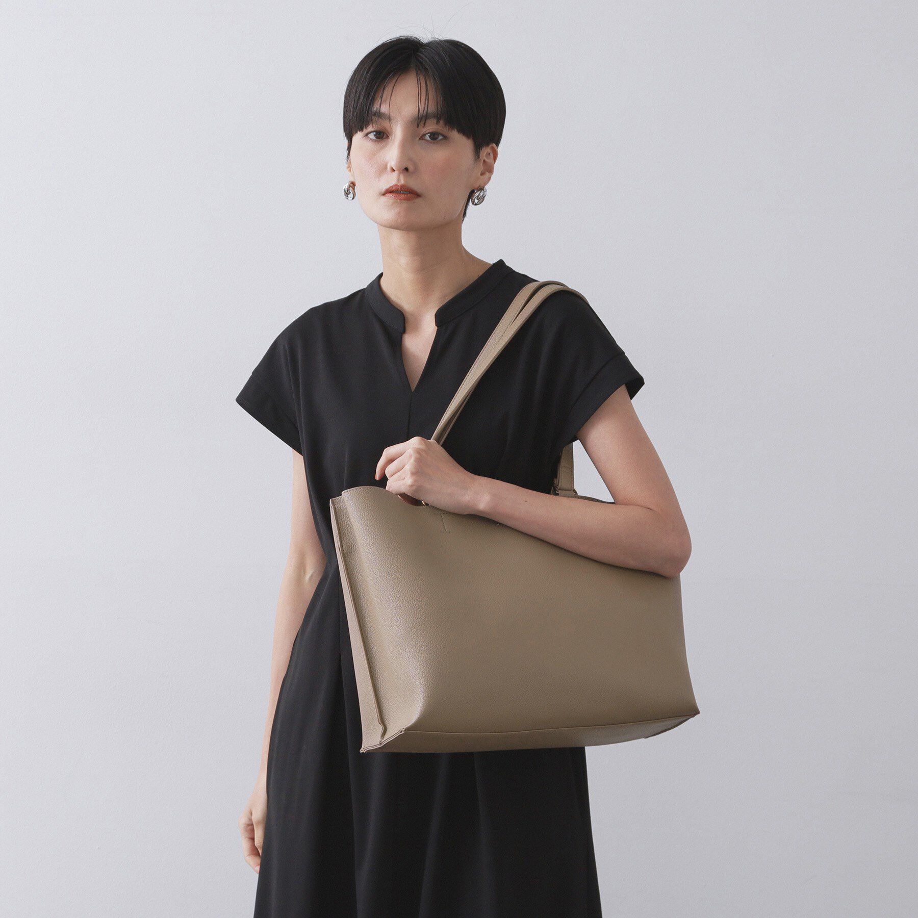 OPAQUE.CLIP「【2WAY/A4サイズ対応】シュリンク合皮トートバッグ」|トートバッグ|