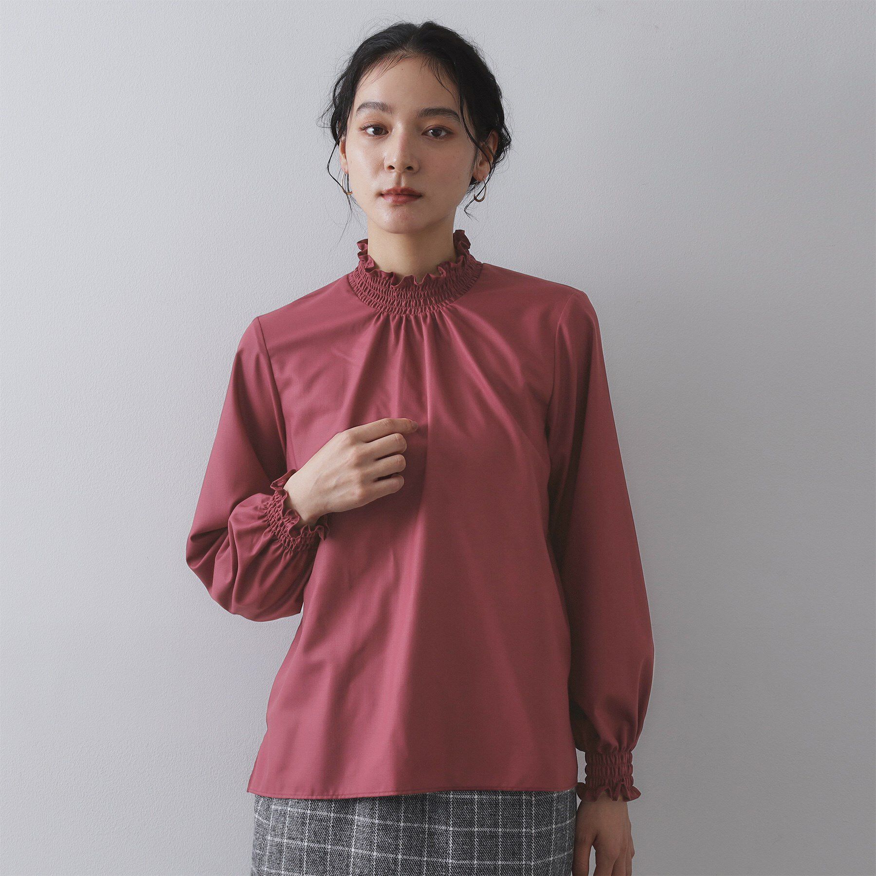 OPAQUE.CLIP「シャーリングハイネックブラウス【洗濯機OK】」|シャツ・ブラウス|