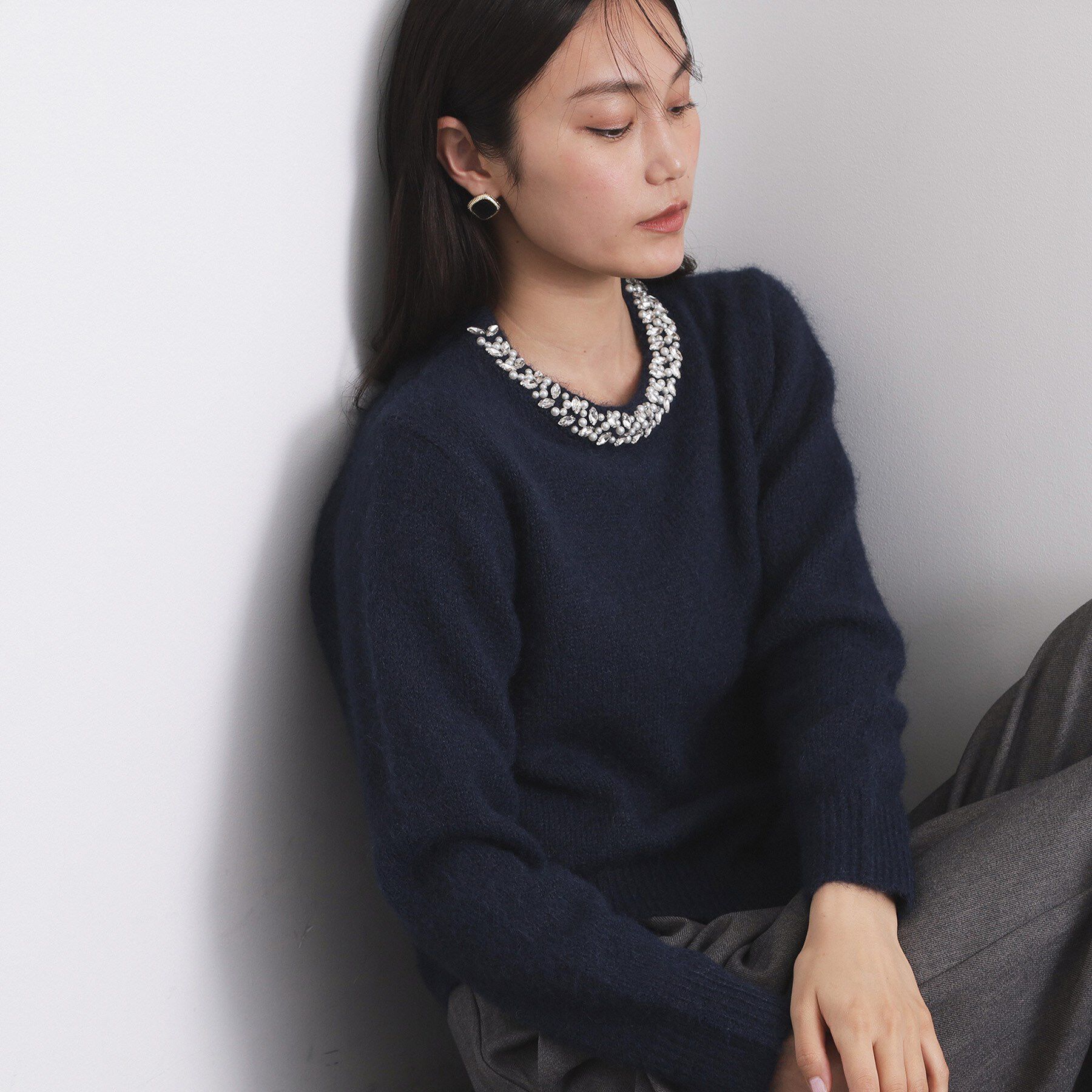 OPAQUE.CLIP「ビジューネックミドルゲージニット【洗濯機OK】」|ニット・セーター|ネイビー(094)