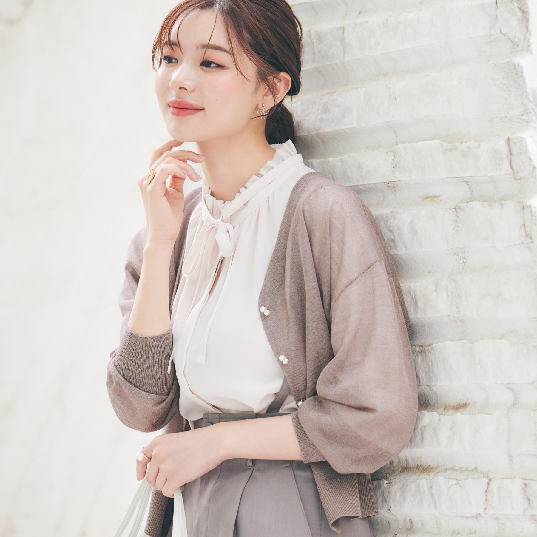 Couture broach「【上品な透け感・通勤】ダブルパール調釦シアーカーディガン」|カーディガン|