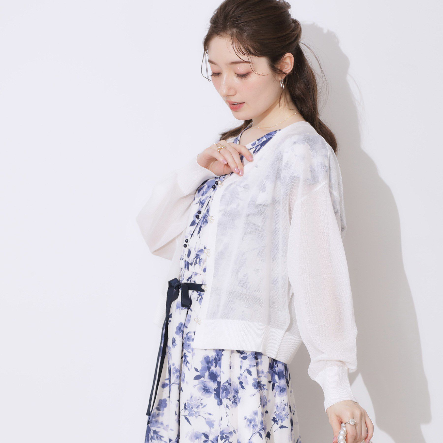 Couture broach「【上品な透け感・通勤】ダブルパール調釦シアーカーディガン」|カーディガン|