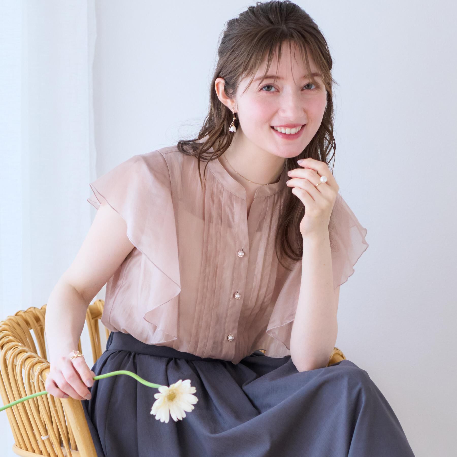 Couture broach「【洗える・オシャレな透け感】タックデザインフレア袖シアーブラウス」|シャツ・ブラウス|