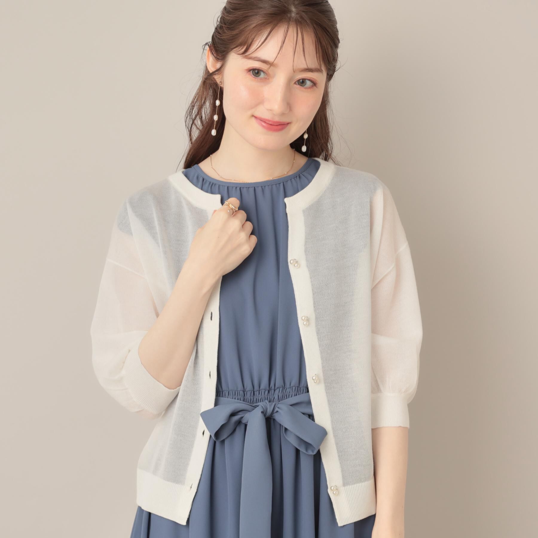 Couture broach「【前後2WAY・二の腕カバー】ダブルパール調釦5分袖シアーカーディガントップス」|カーディガン|