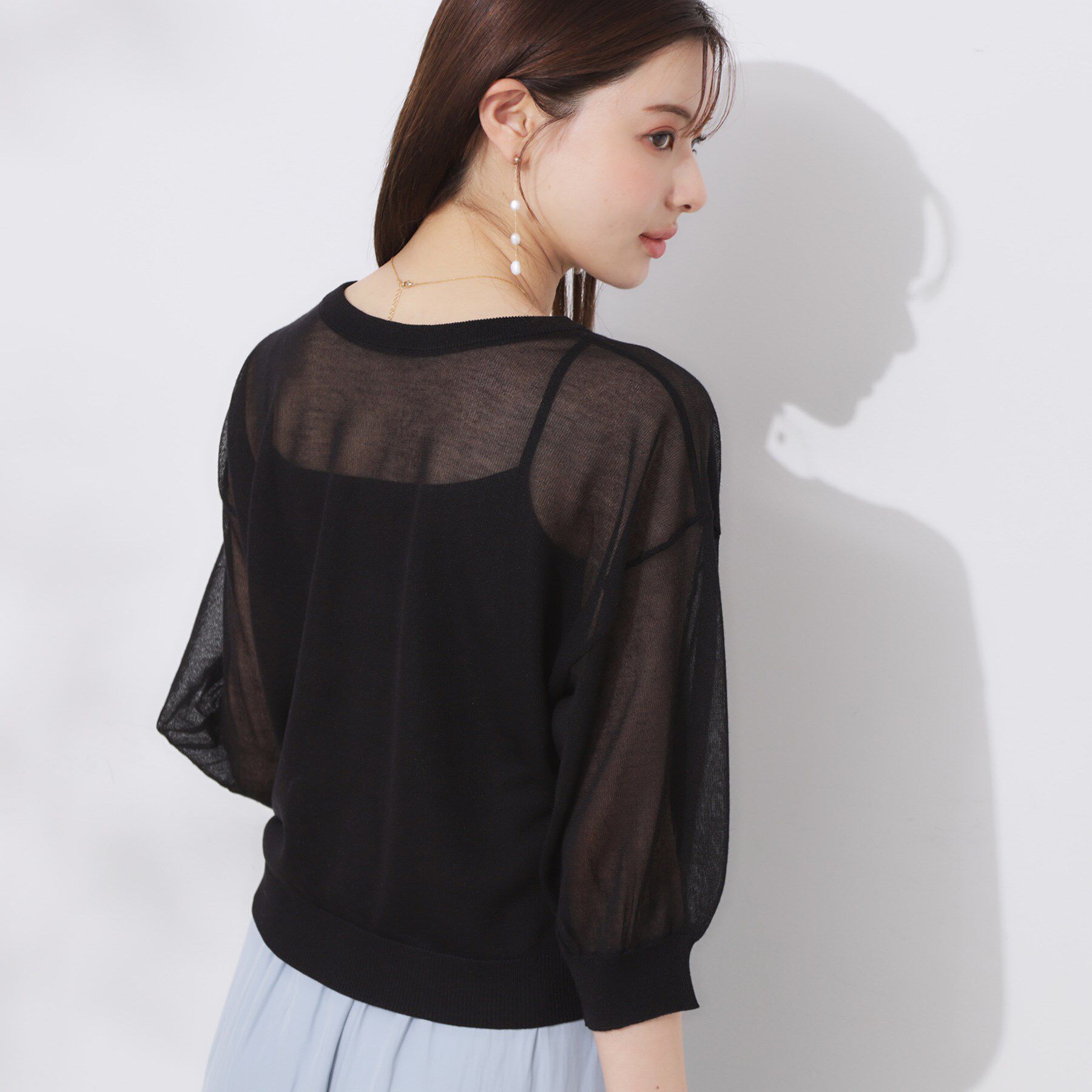 Couture broach「【前後2WAY・二の腕カバー】ダブルパール調釦5分袖シアーカーディガントップス」|カーディガン|