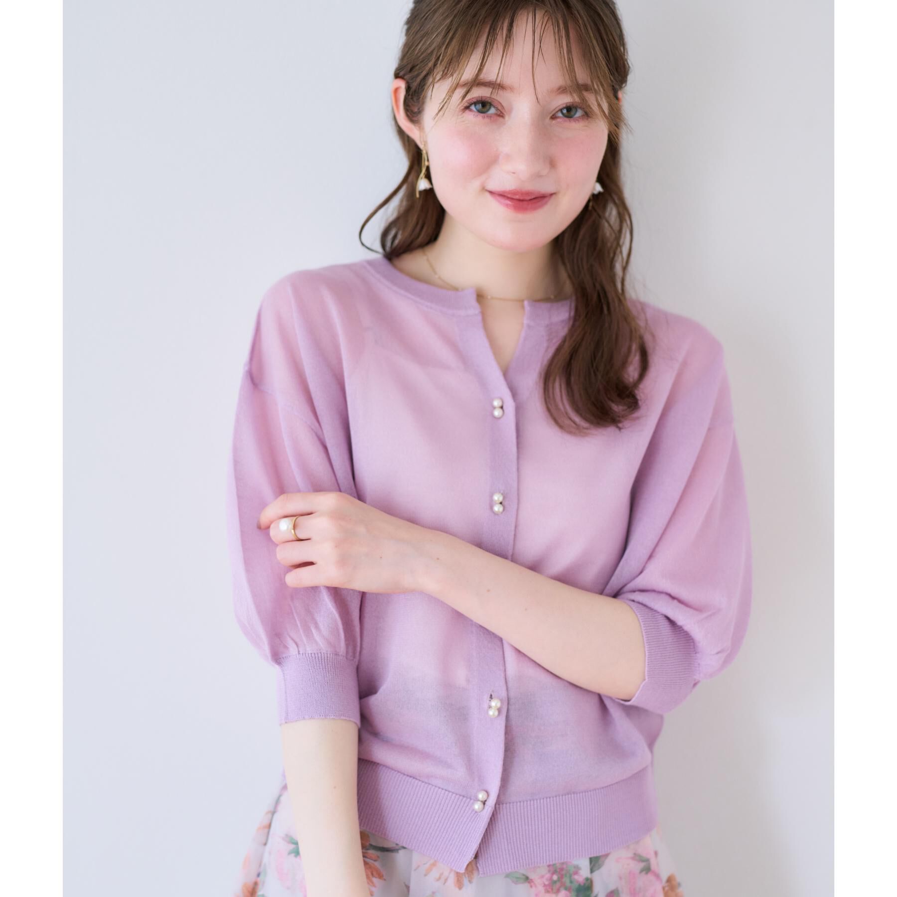 Couture broach「【前後2WAY・二の腕カバー】ダブルパール調釦5分袖シアーカーディガントップス」|カーディガン|