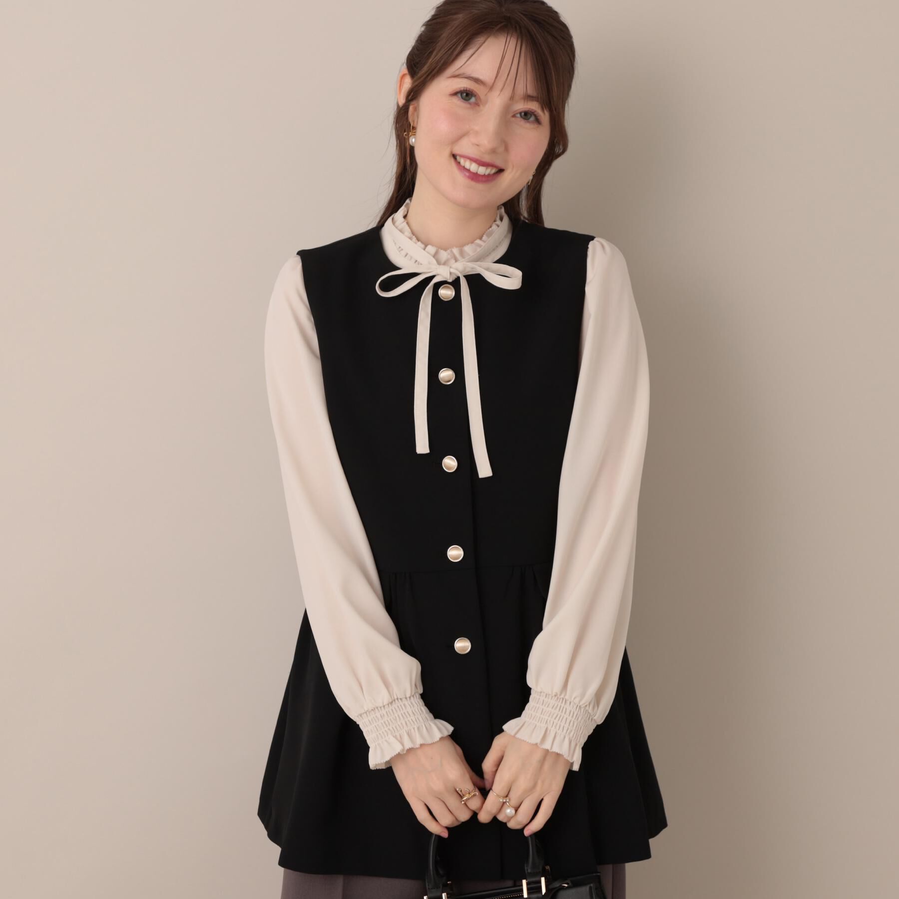 Couture broach「【フェミニン・きれいめ】ゴールド釦ペプラムジレ」|ベスト・ジレ|ブラック(019)
