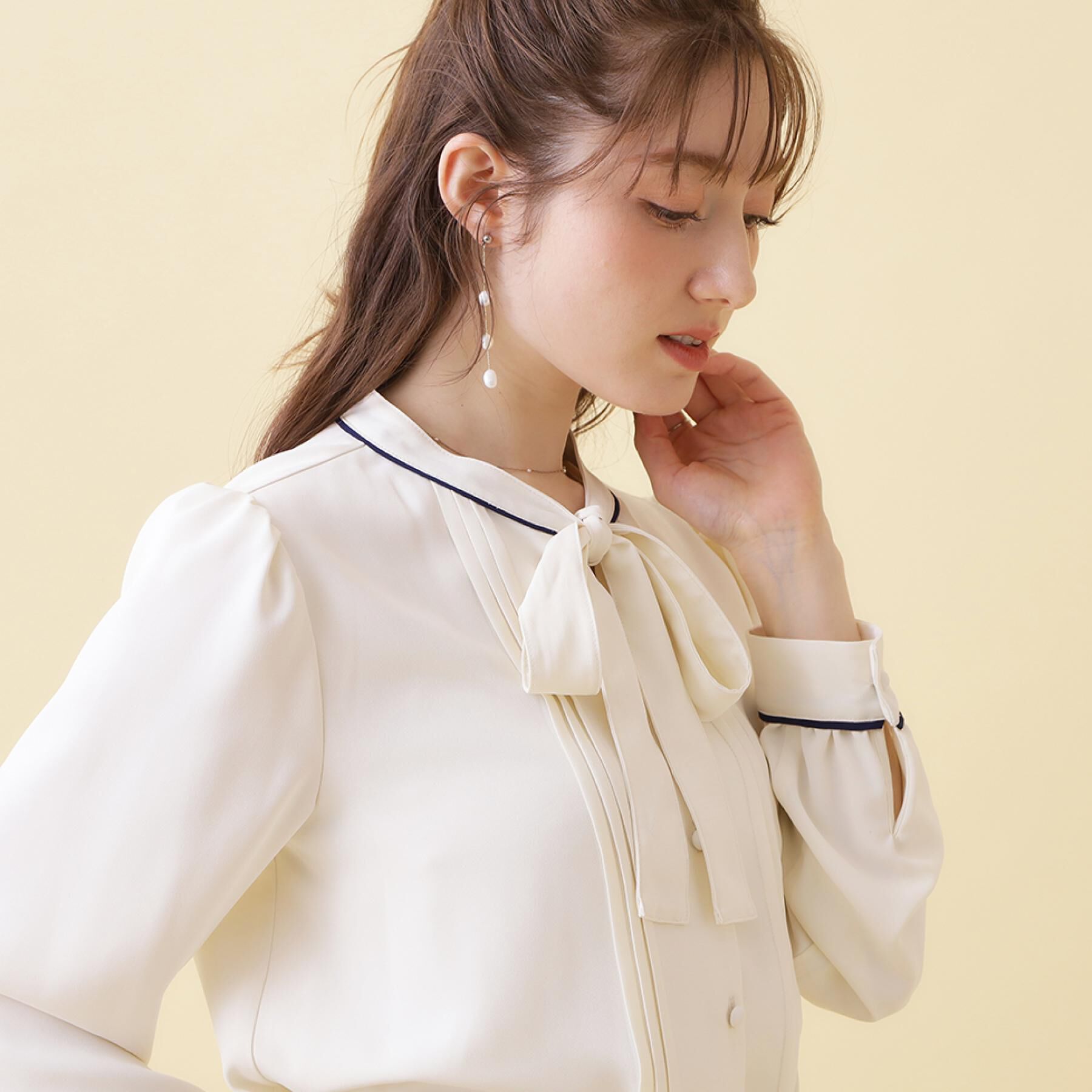 Couture broach「【ハレの日・通勤】配色タックタイブラウス」|シャツ・ブラウス|アイボリー(504)