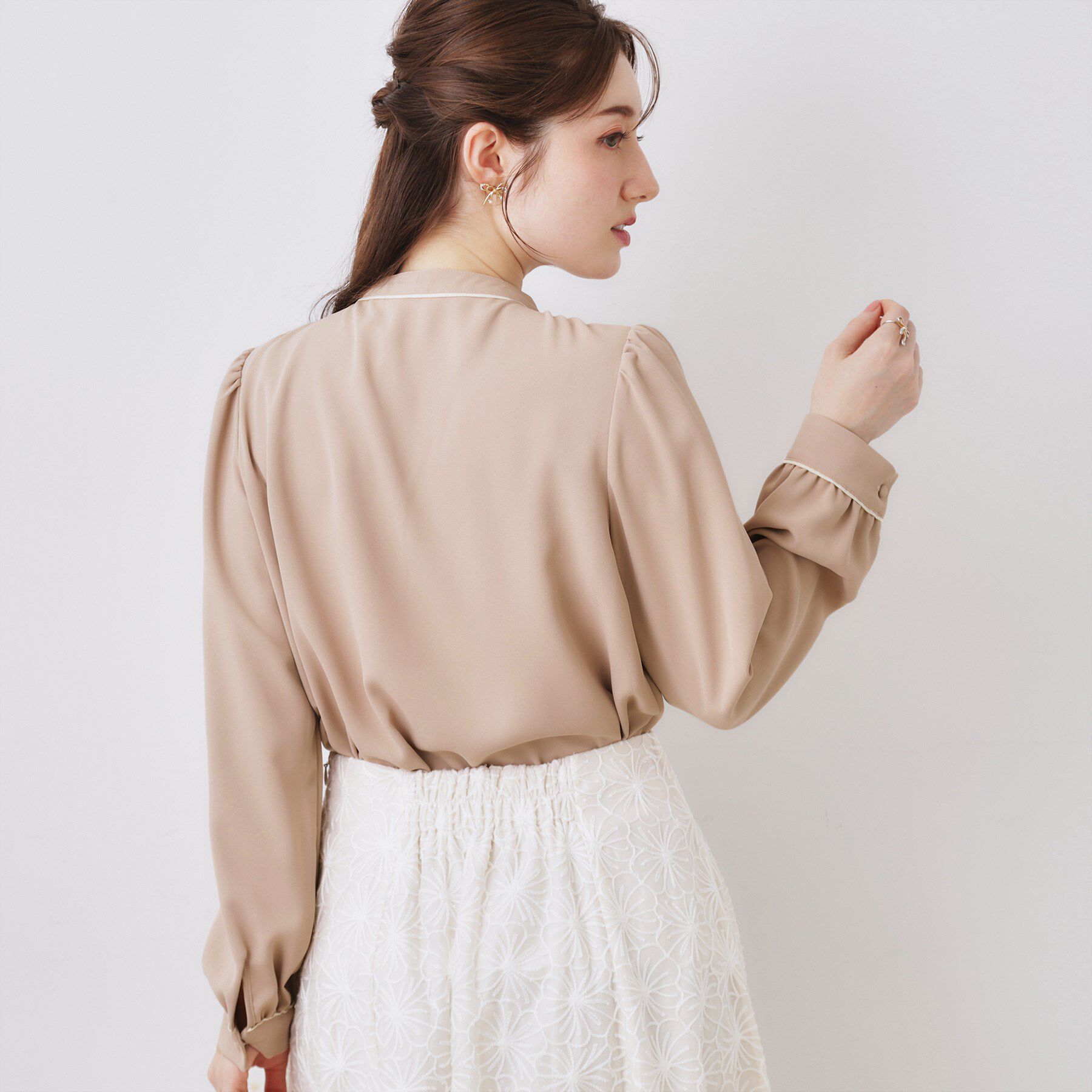 Couture broach「【ハレの日・通勤】配色タックタイブラウス」|シャツ・ブラウス|