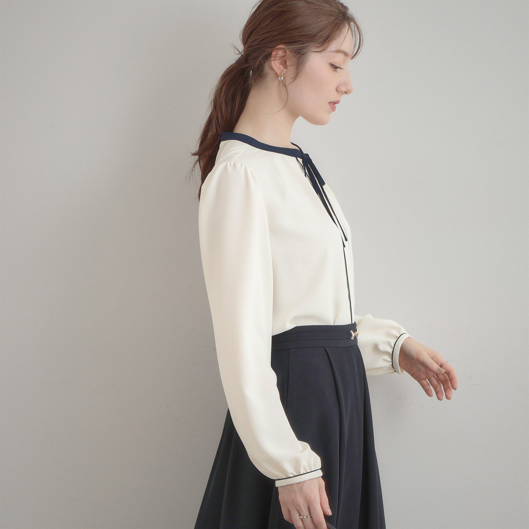 Couture broach「【洗える・ハレの日・通勤】配色 細リボンタイ ブラウス」|シャツ・ブラウス|