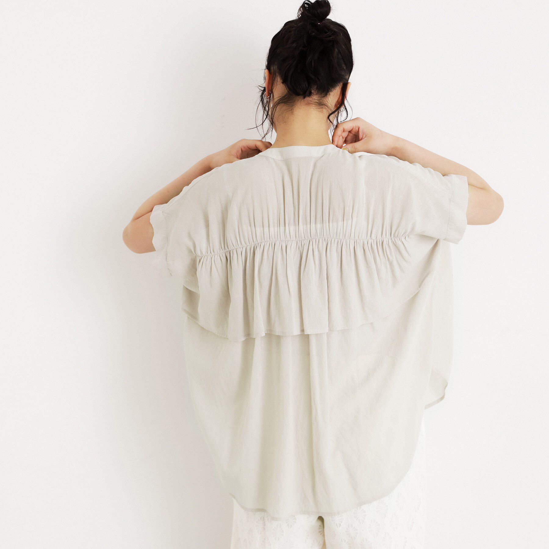 THE SHOP TK「麻調シアーフリルギャザーブラウス【洗える】」|シャツ・ブラウス|