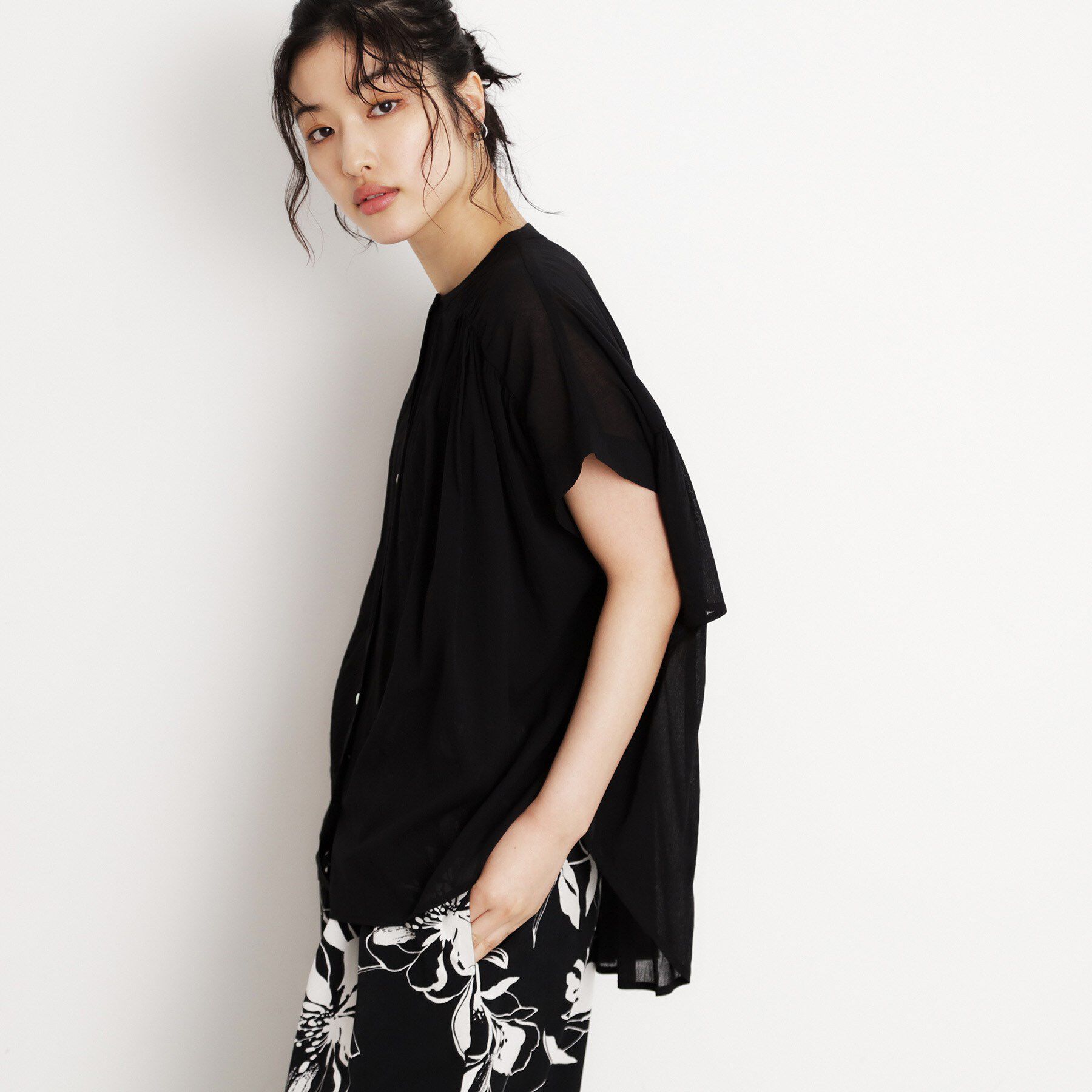 THE SHOP TK「麻調シアーフリルギャザーブラウス【洗える】」|シャツ・ブラウス|