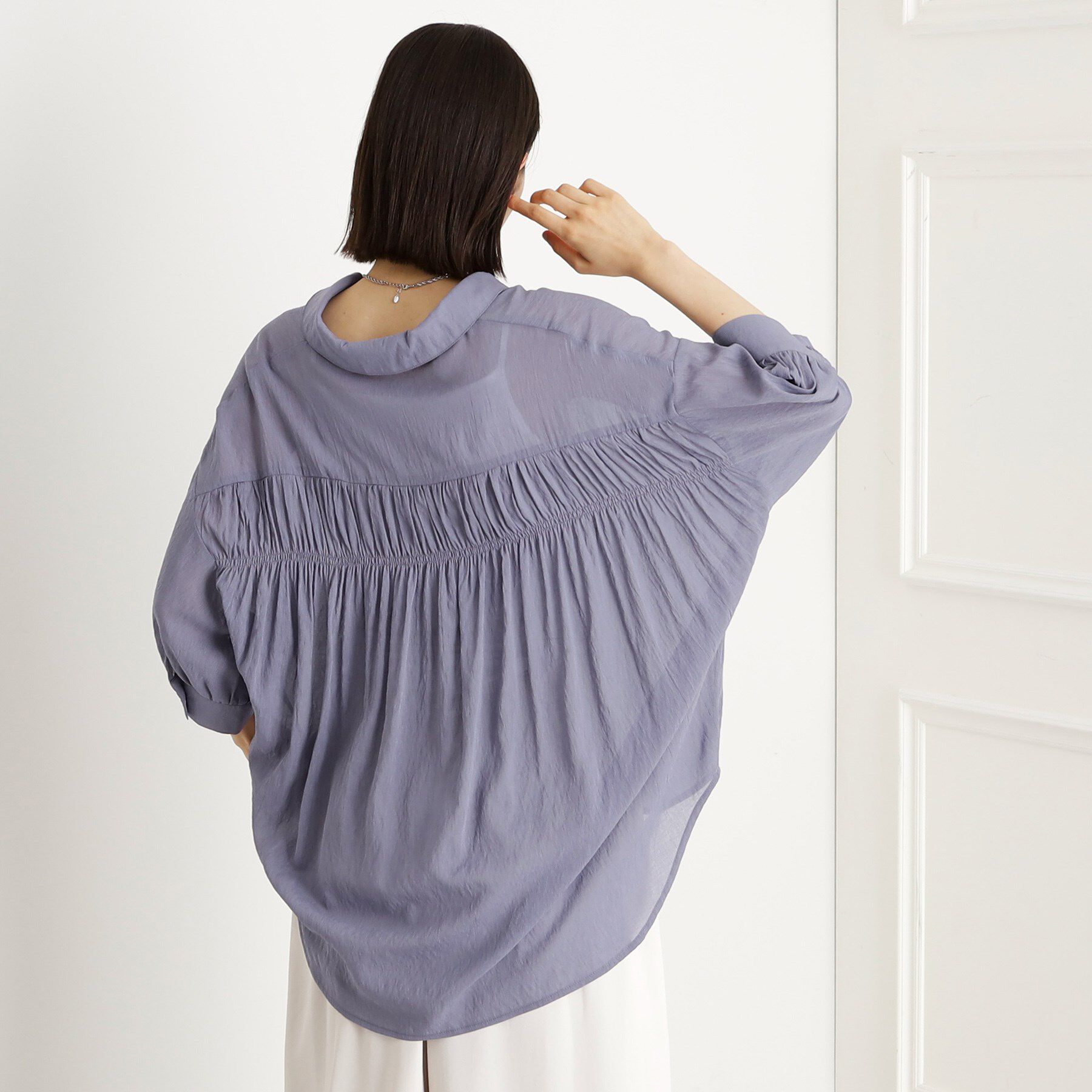 THE SHOP TK「後ろギャザーシアーシャツ【体型カバー／洗える】」|シャツ・ブラウス|