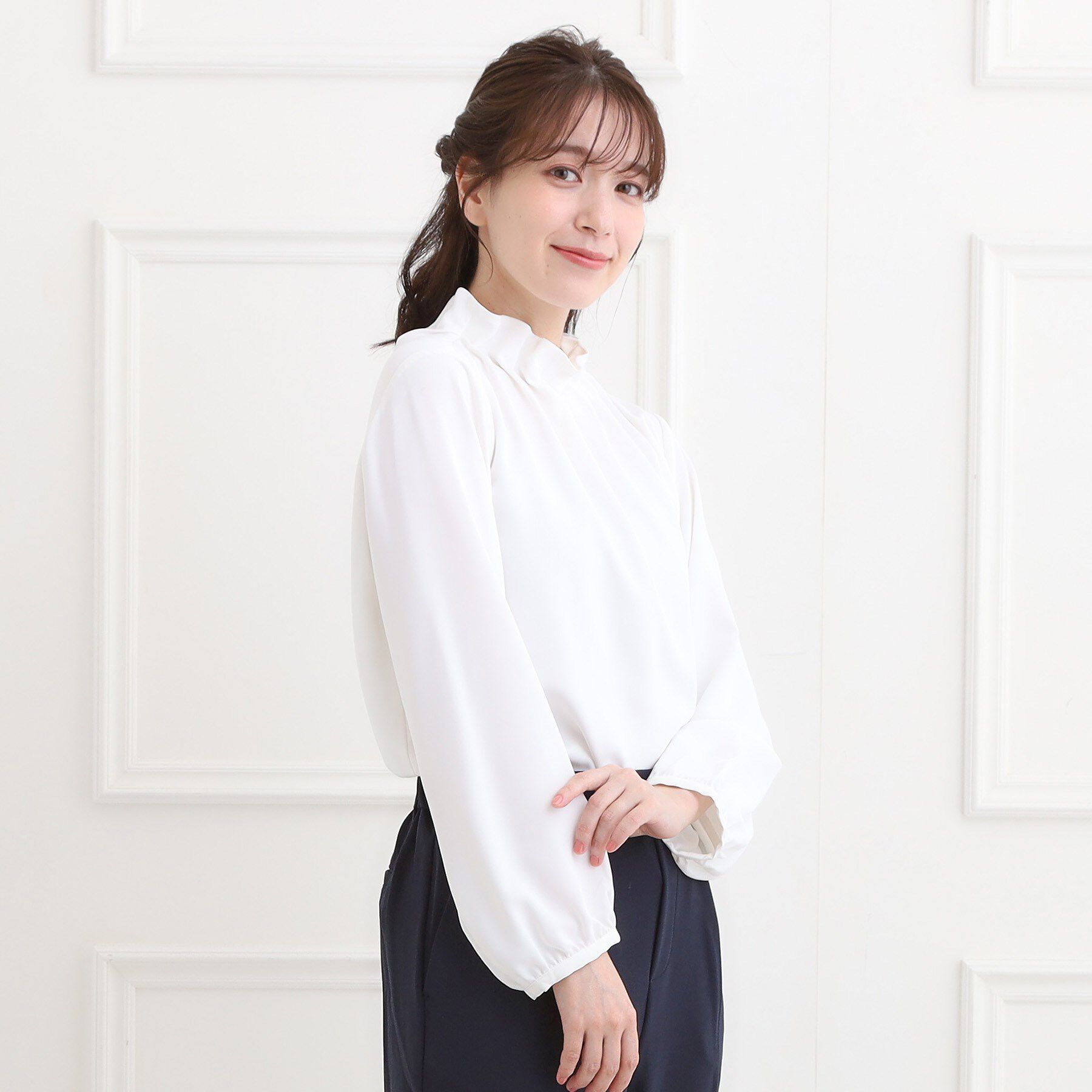 SHOO･LA･RUE「【洗濯機可】上品で華やか スタンドフリルブラウス」|シャツ・ブラウス|