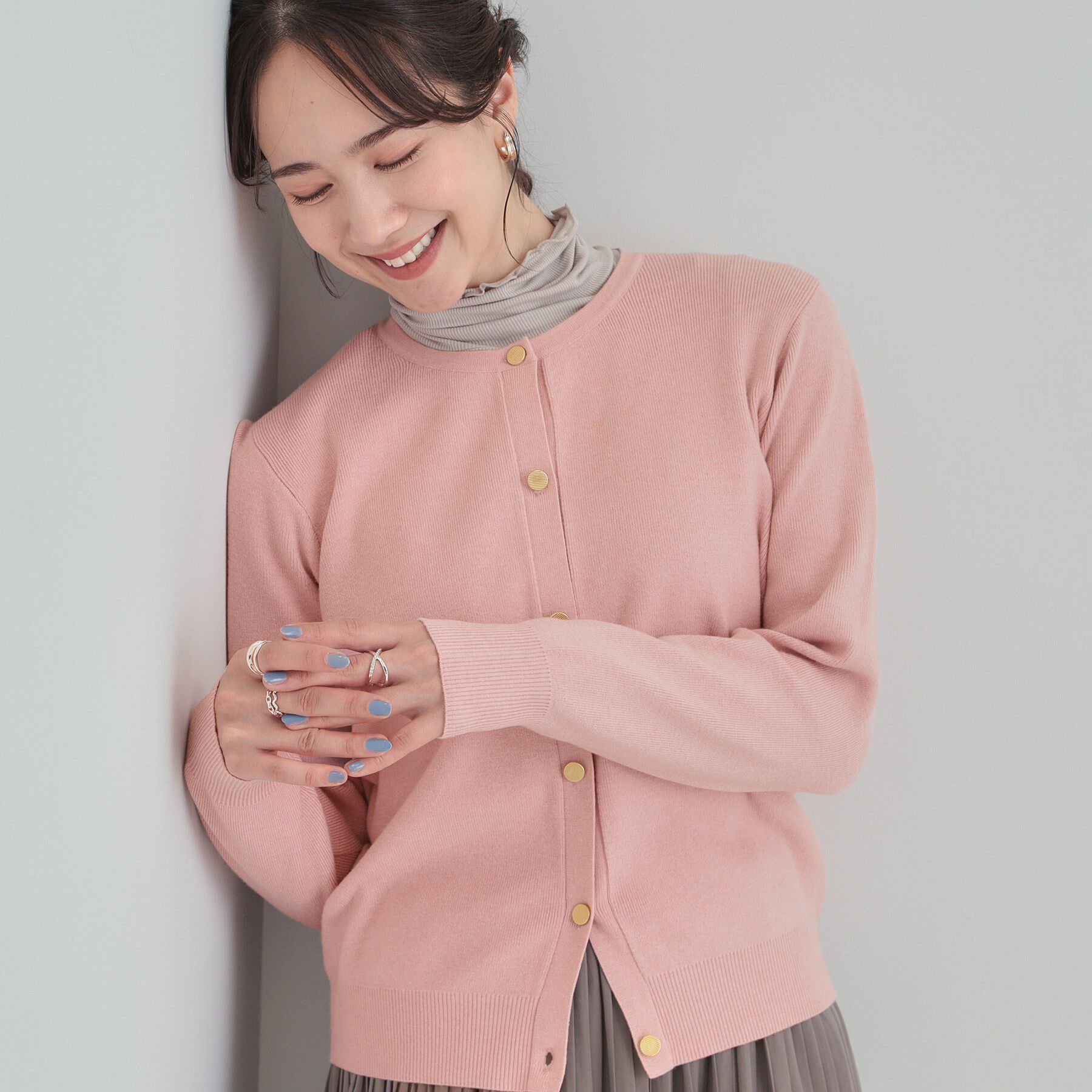 SHOO･LA･RUE「【洗濯機可/S-LL】上品な金ボタン もちっとやわらか クルーネックカーディガン」|カーディガン|ピンク(071)