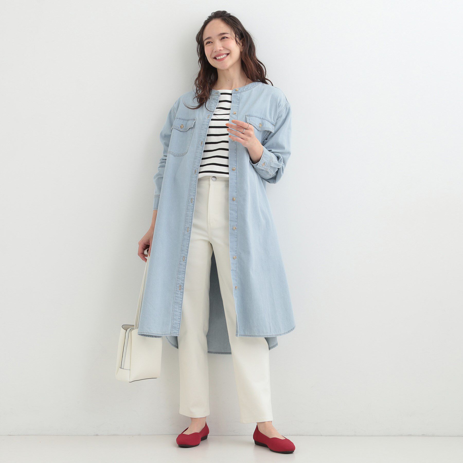 SHOO･LA･RUE「【ライトオンスデニム/S-LL】体型カバーにも 首元すっきり ロングデニムシャツワンピース」|ワンピース|