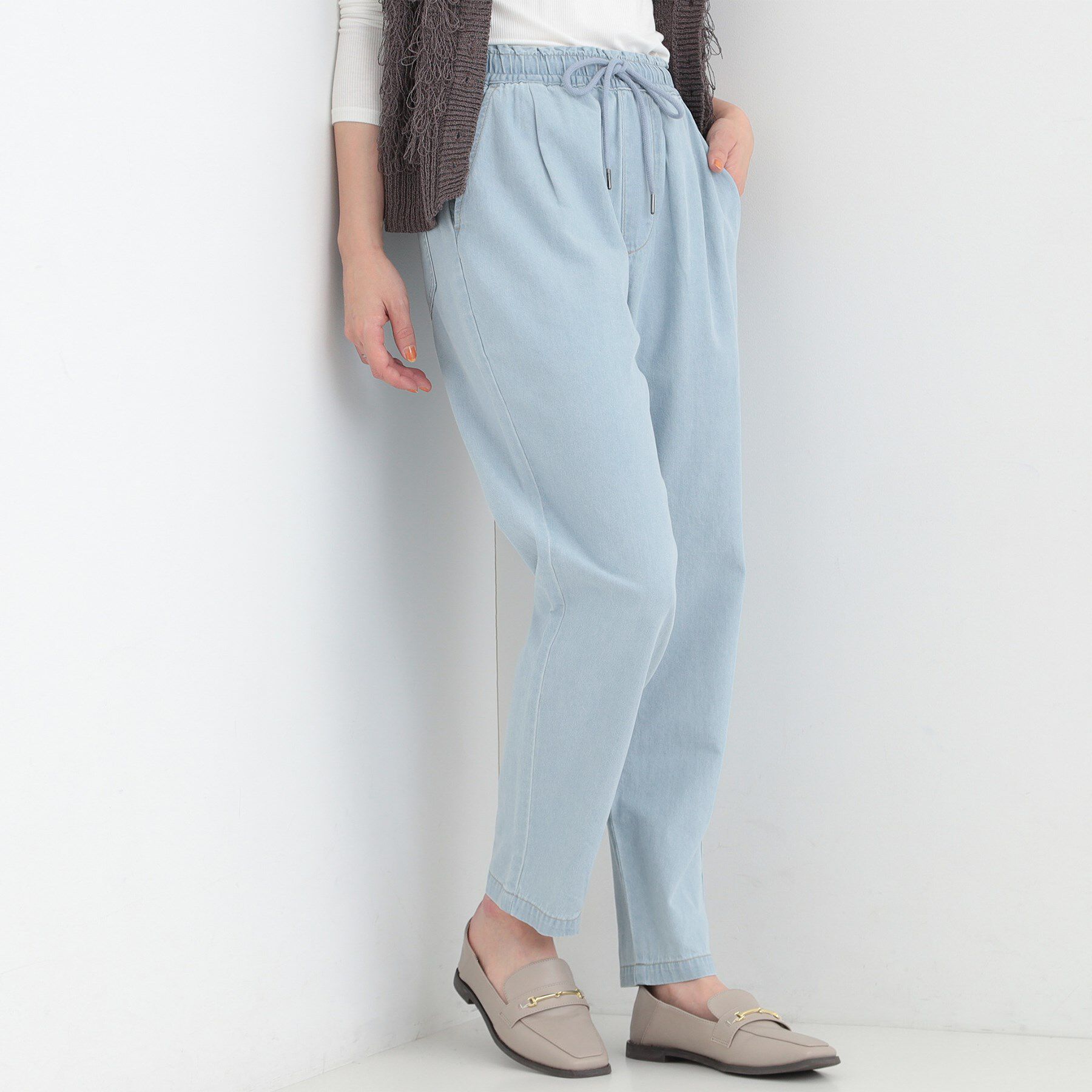 SHOO･LA･RUE「【ライトオンスデニム/S-LL】柔らからくらく イージーデニムテーパードパンツ」|デニム|ブルー(091)