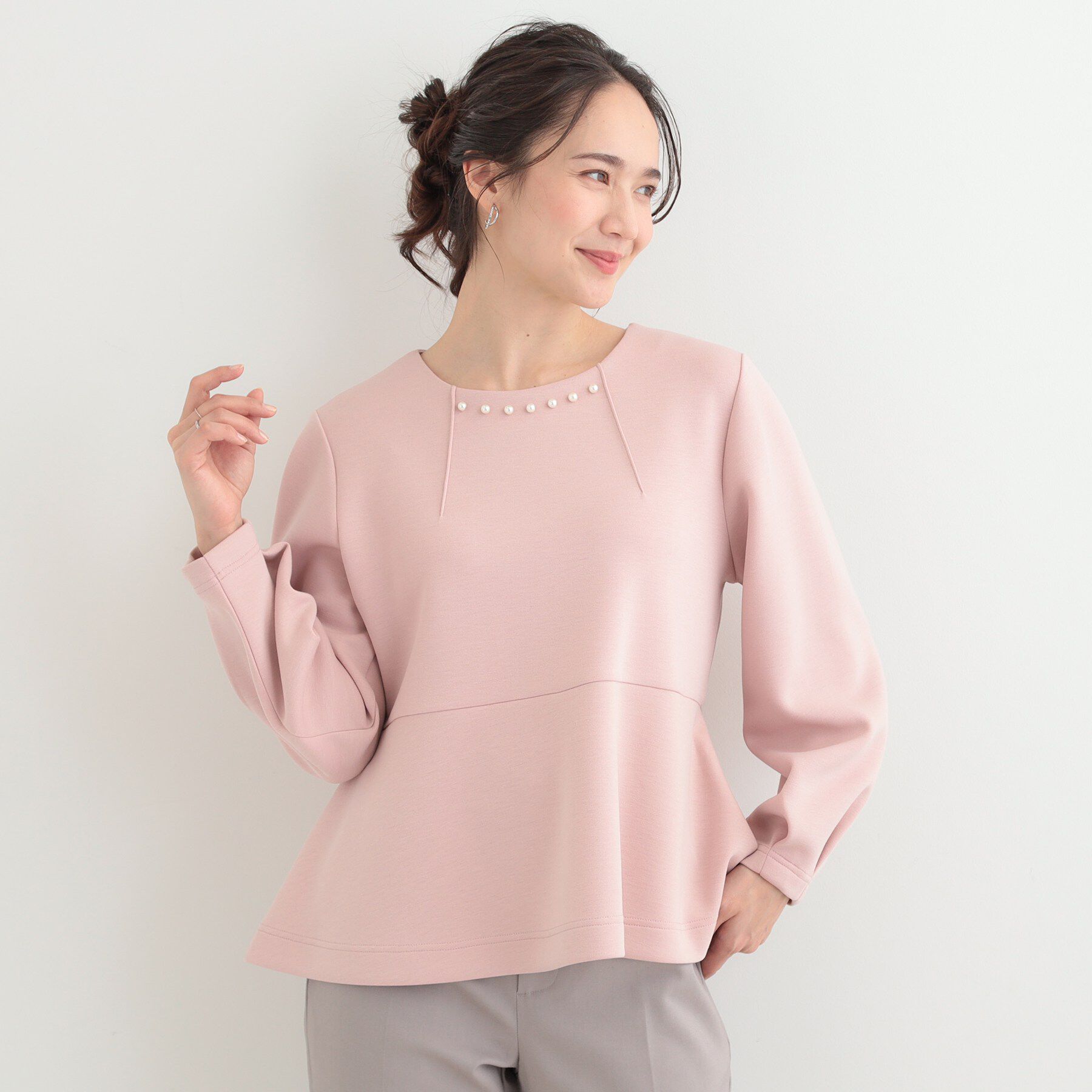 SHOO･LA･RUE「【セットアップ可/S-LL/なめらかタッチ】上品見え フェイクパール付きペプラムトップス」|Tシャツ・カットソー|