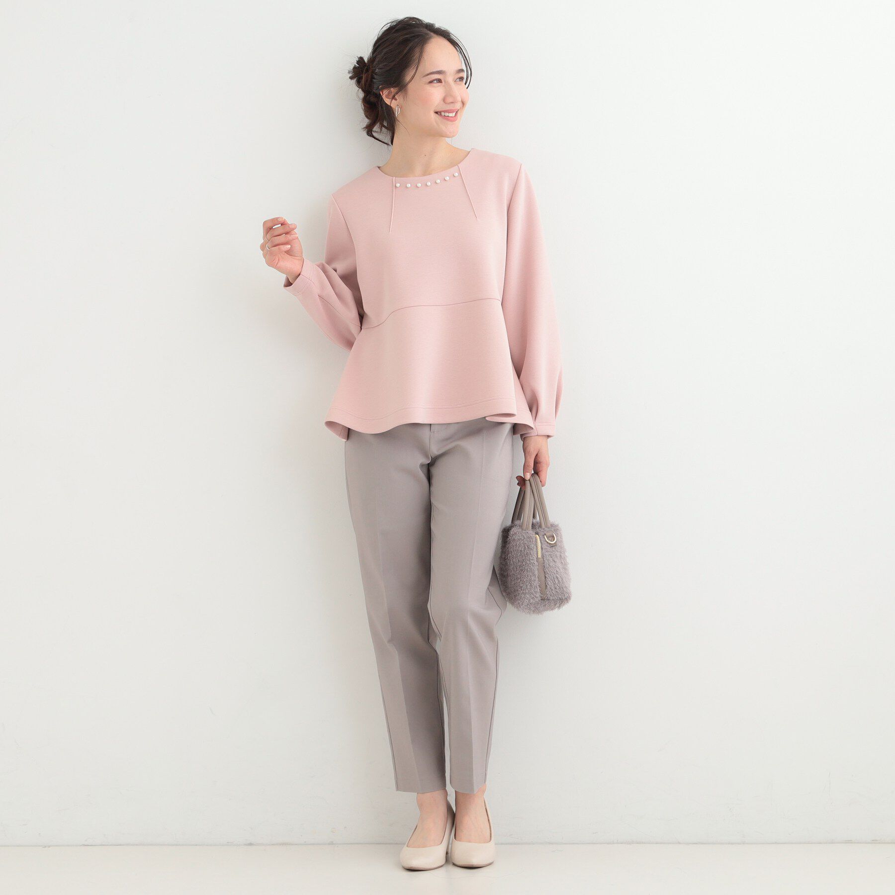 SHOO･LA･RUE「【セットアップ可/S-LL/なめらかタッチ】上品見え フェイクパール付きペプラムトップス」|Tシャツ・カットソー|