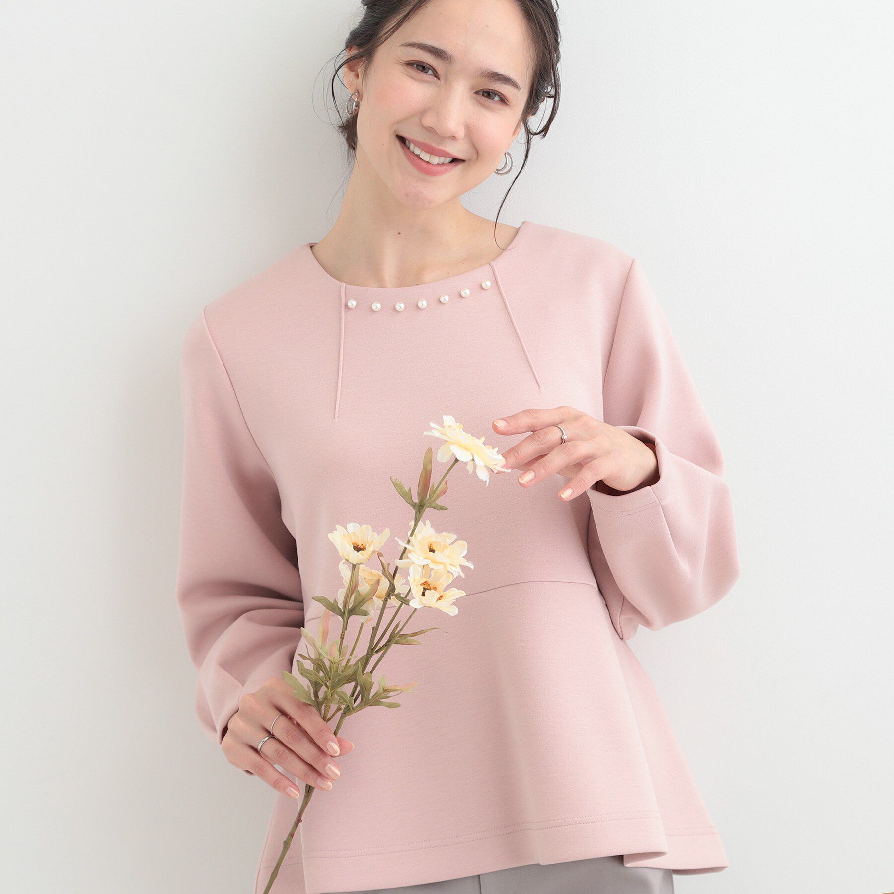 SHOO･LA･RUE「【セットアップ可/S-LL/なめらかタッチ】上品見え フェイクパール付きペプラムトップス」|Tシャツ・カットソー|ライトピンク(070