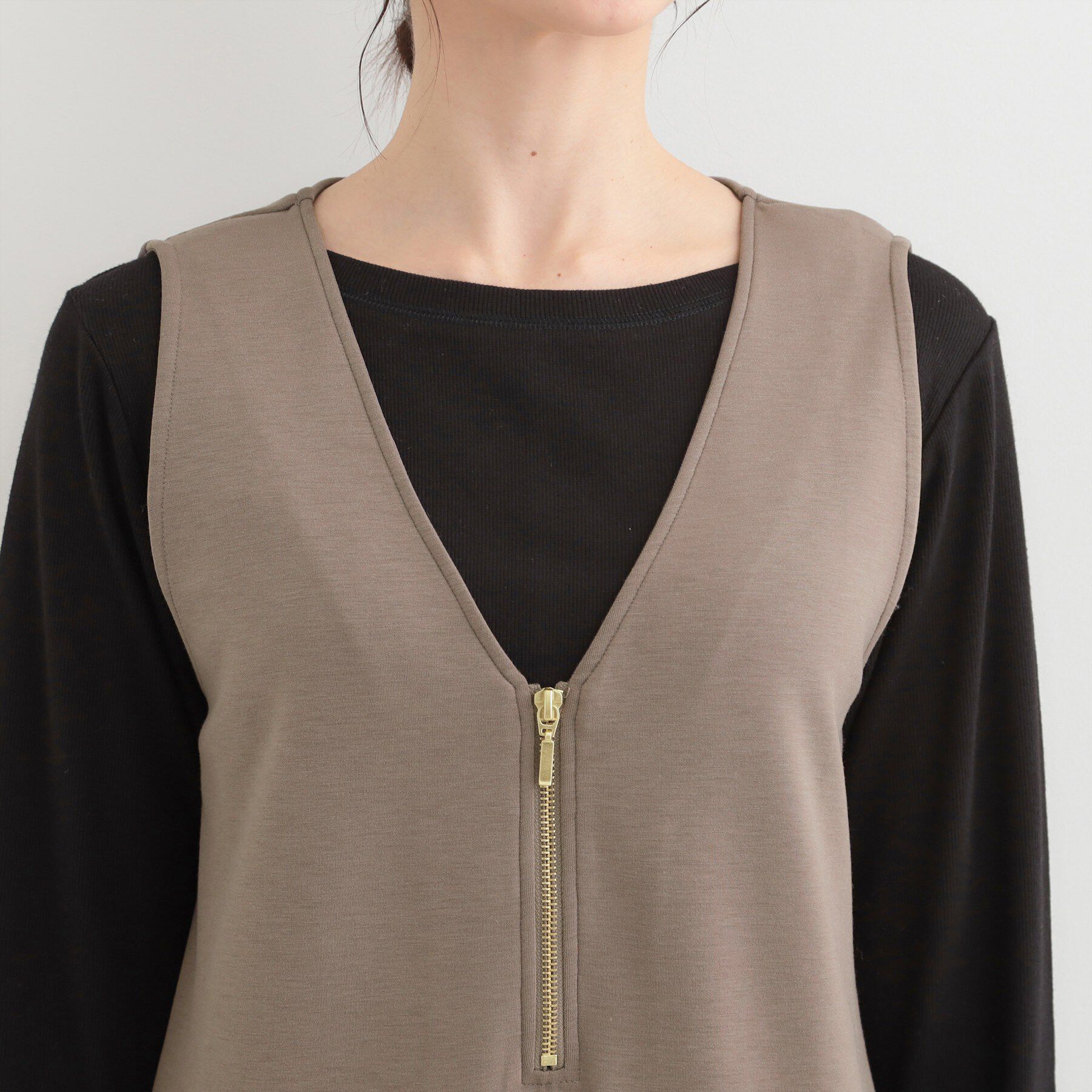 SHOO･LA･RUE「【洗濯機可】なめらかタッチ ハーフジップ Vネックジャンパースカート」|ワンピース|