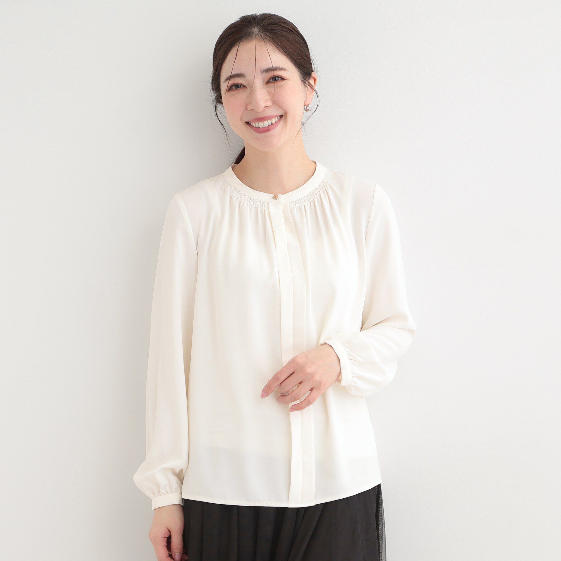 SHOO･LA･RUE「【洗濯機可/吸水速乾】メタルボタンがアクセント ふんわりギャザーブラウス」|シャツ・ブラウス|