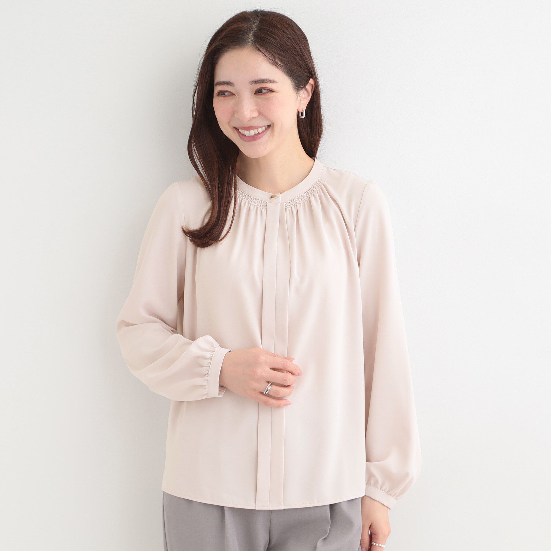 SHOO･LA･RUE「【洗濯機可/吸水速乾】メタルボタンがアクセント ふんわりギャザーブラウス」|シャツ・ブラウス|