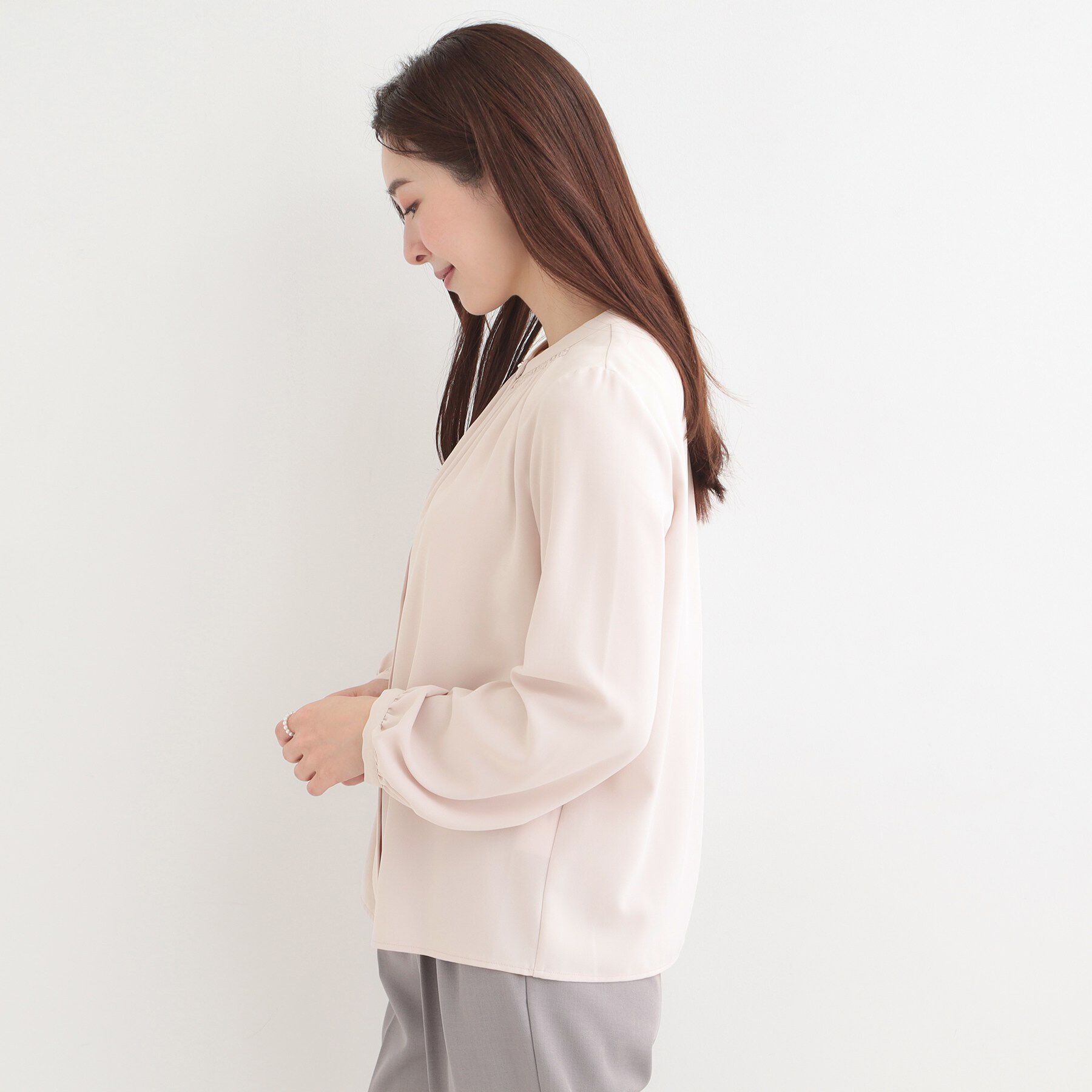 SHOO･LA･RUE「【洗濯機可/吸水速乾】メタルボタンがアクセント ふんわりギャザーブラウス」|シャツ・ブラウス|